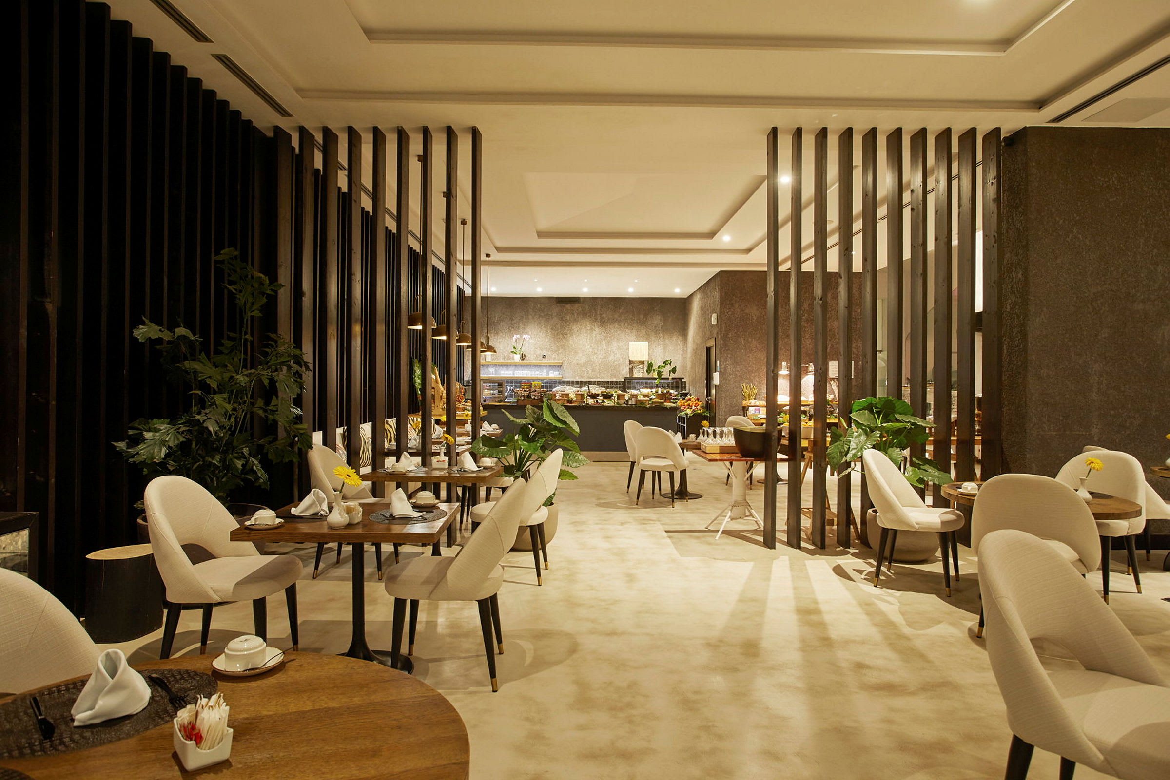 En stilfuld restaurant med bløde stole og dækkede borde i en elegant atmosfære. (AI-genereret tekst)