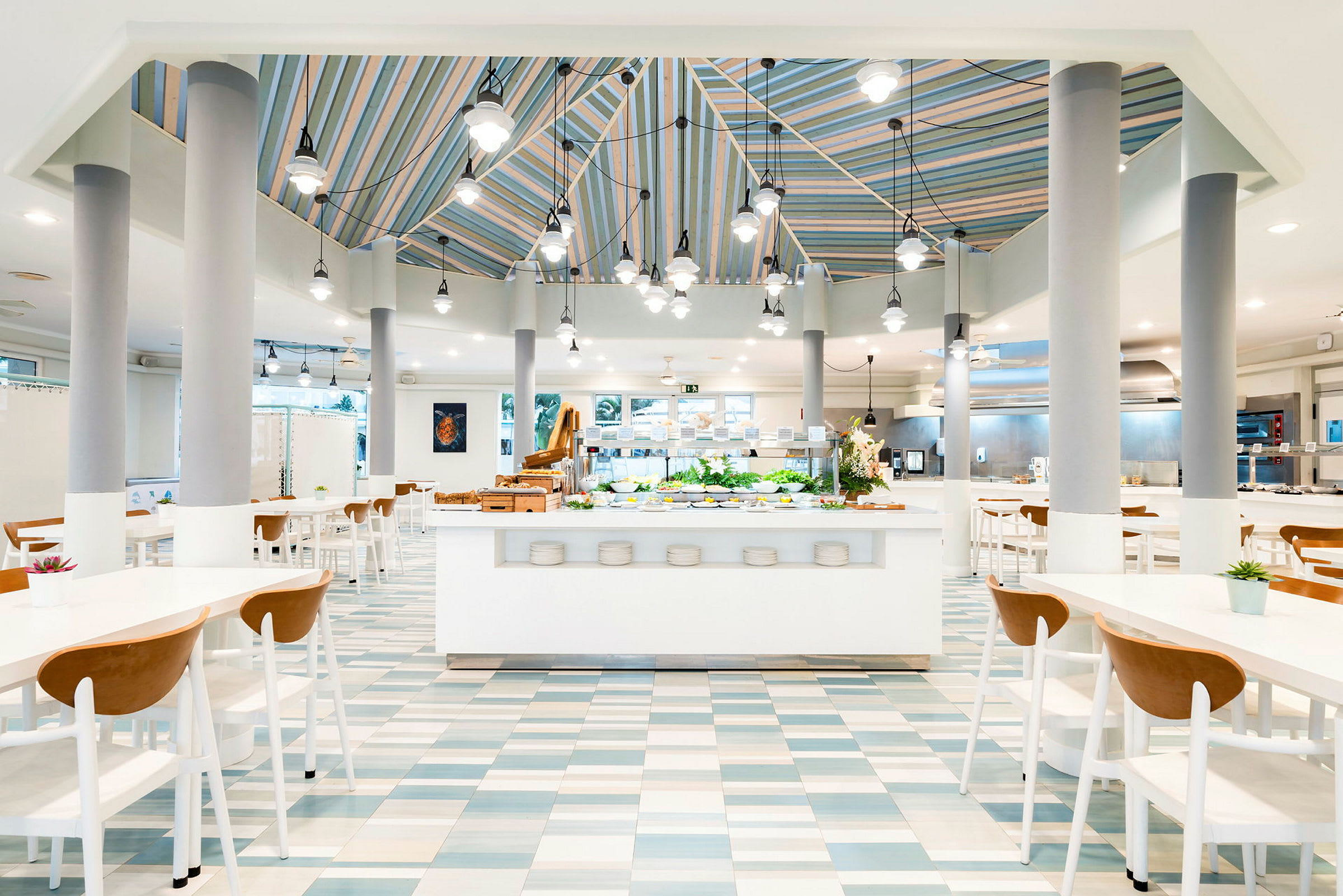 Billede af en restaurant med dækkede borde og dekorativ loftsbelysning. (AI-genereret tekst)