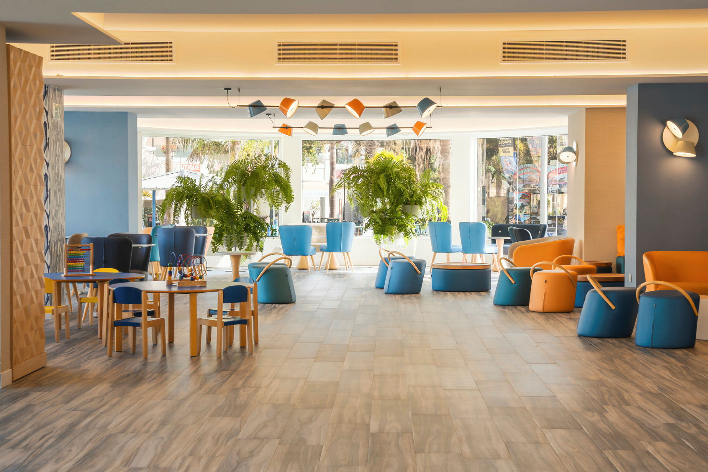 Et farverigt hotelområde med siddepladser og planter. (AI-genereret tekst)