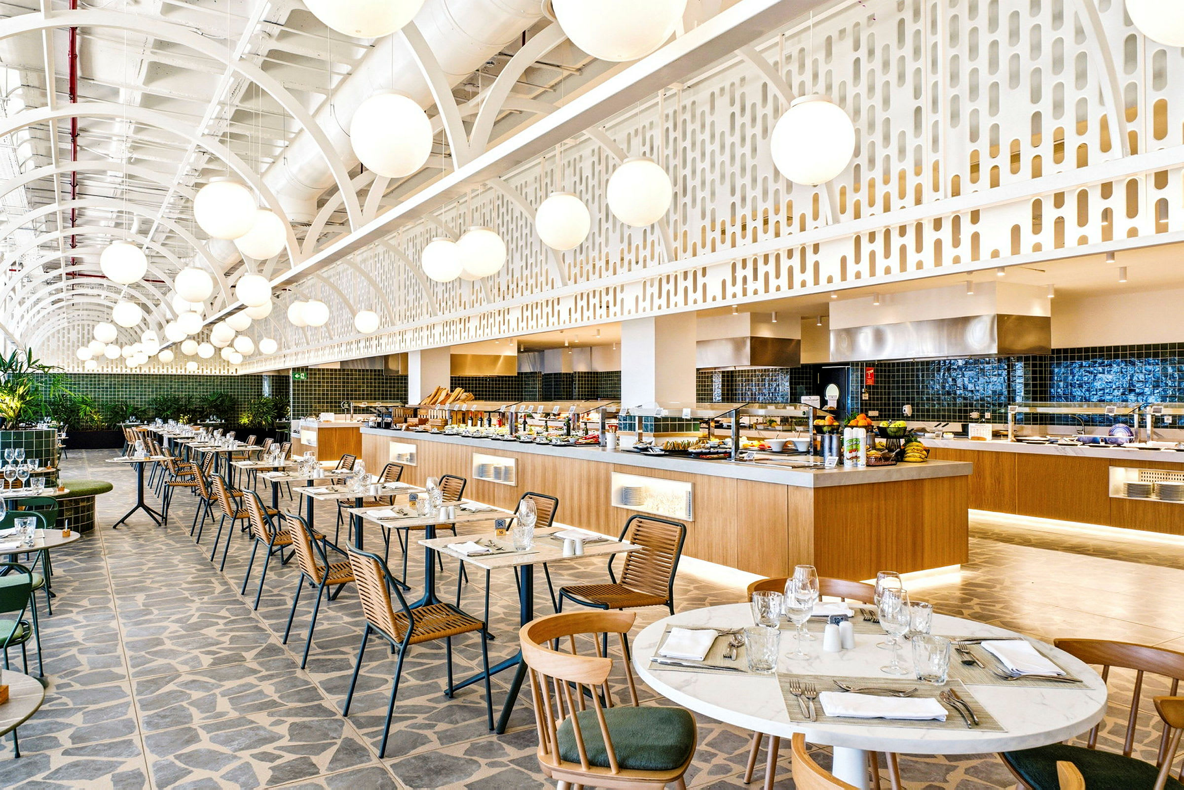 En elegant spisesal med moderne møbler og en buffet foran. (AI-genereret tekst)