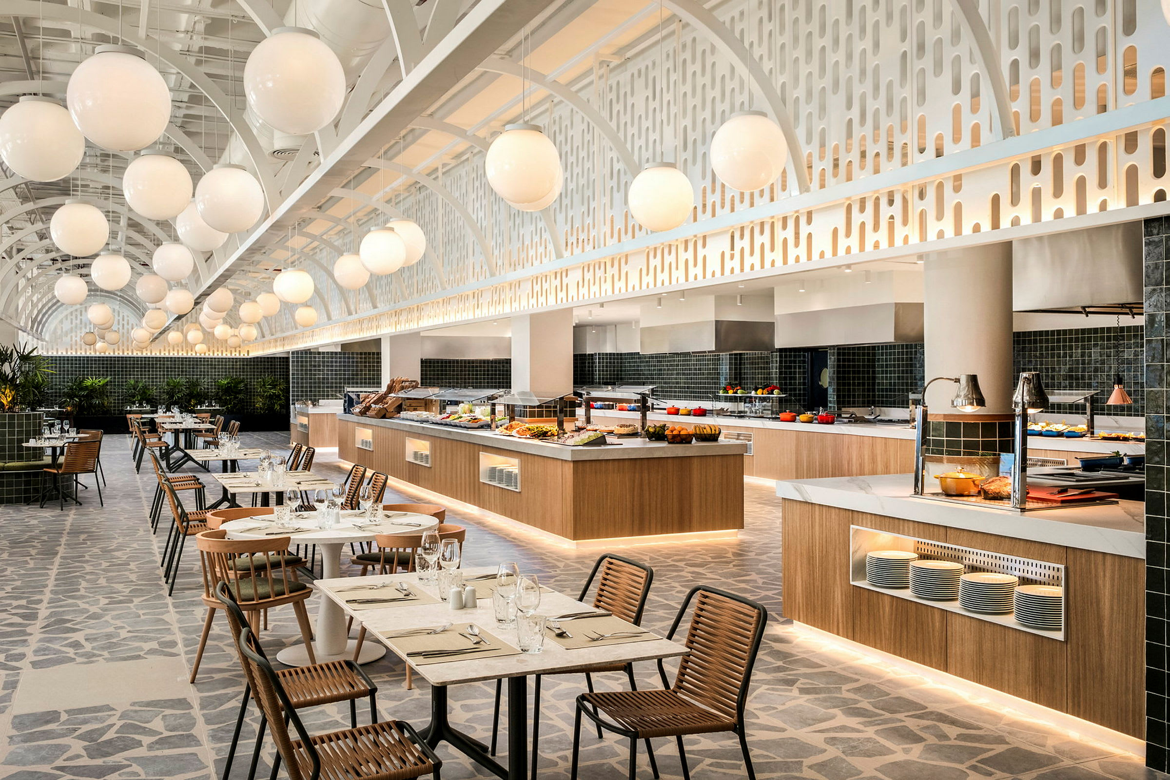 Indretningsbillede af en stilfuld buffetrestaurant med dækkede borde og moderne detaljer. (AI-genereret tekst)