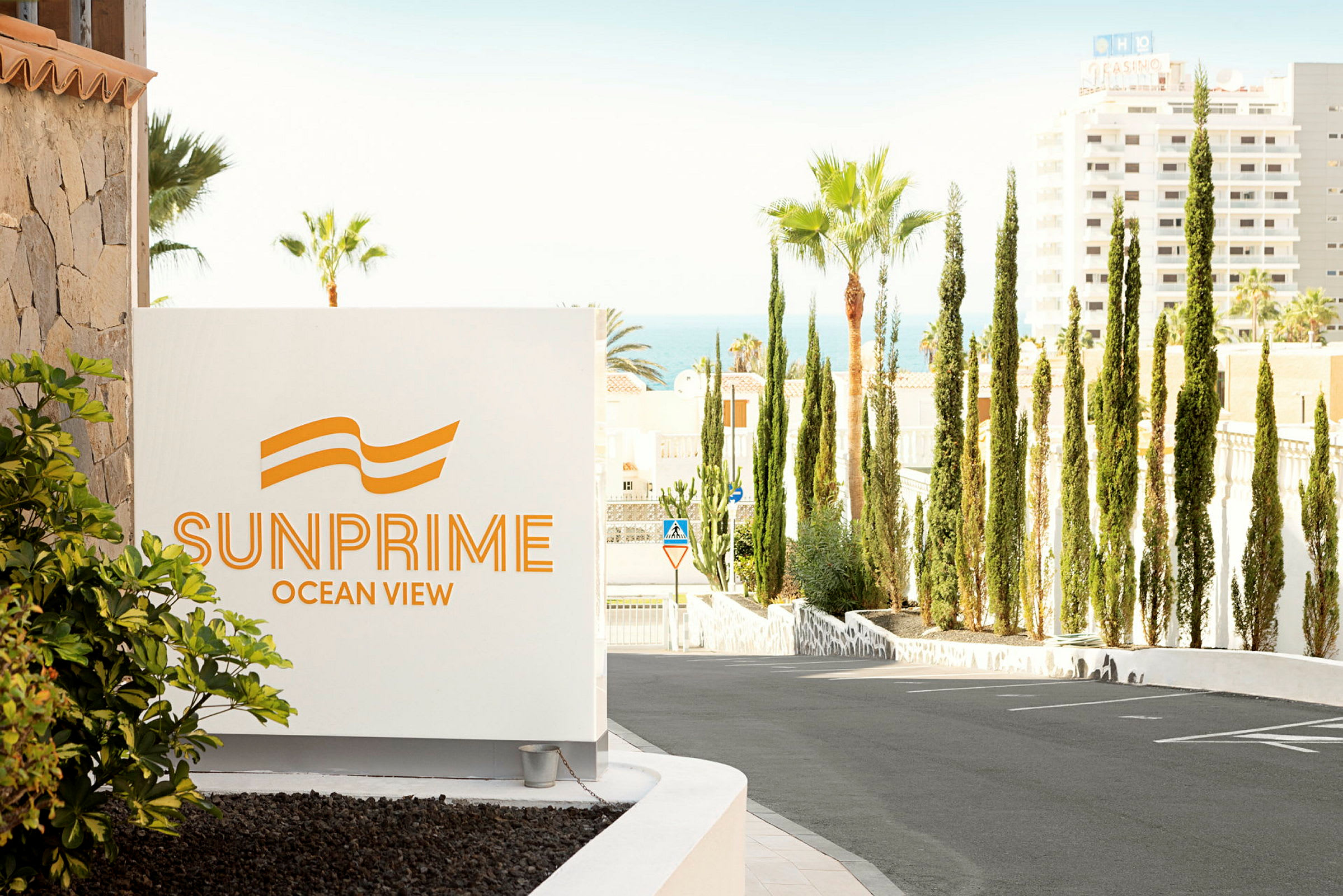Skilt med teksten Sunprime Ocean View ved indgangen til hotelområdet. (AI-genereret tekst)