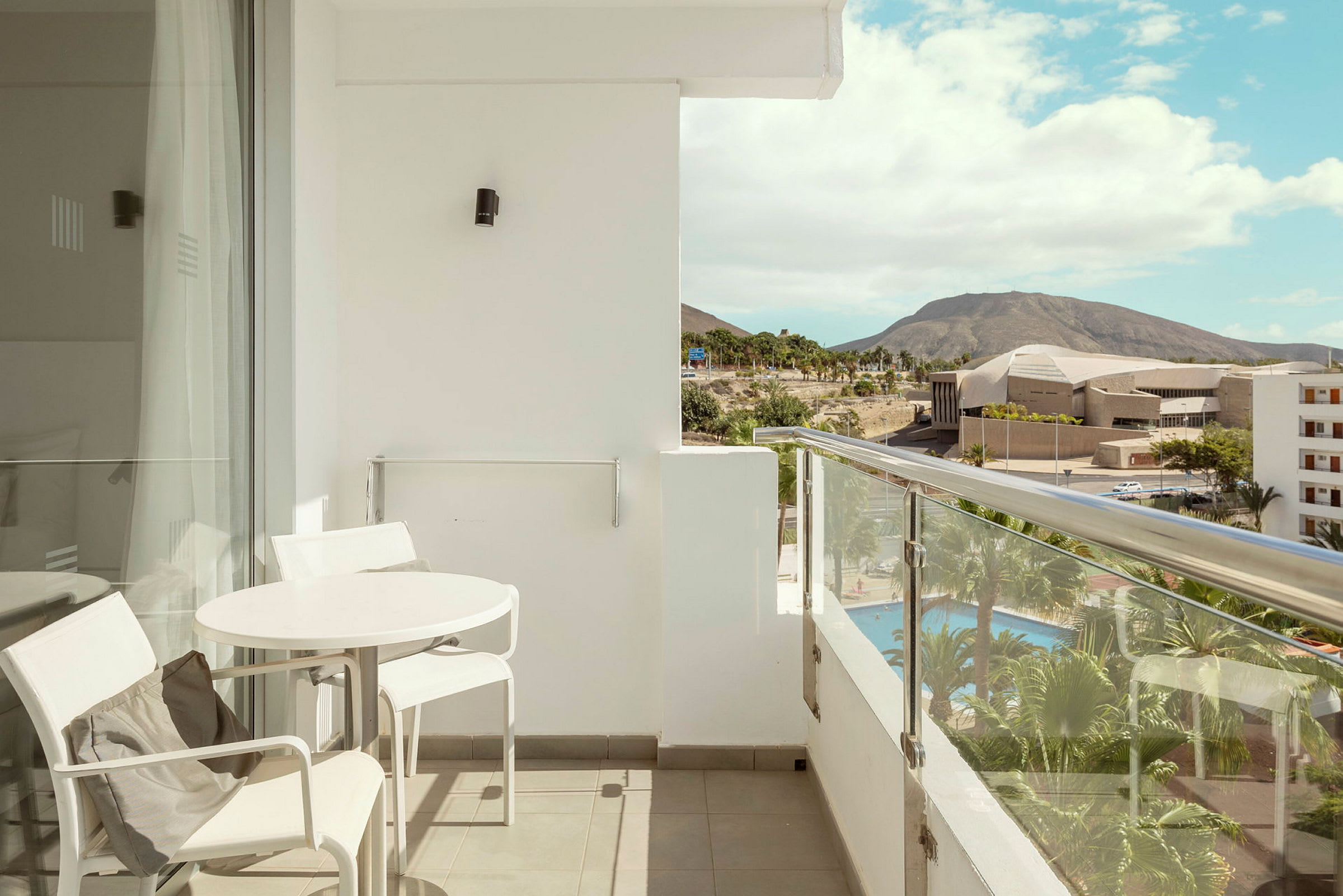 2-værelses Junior Suite med stor balkon på hotellets øverste etager mod omgivelserne