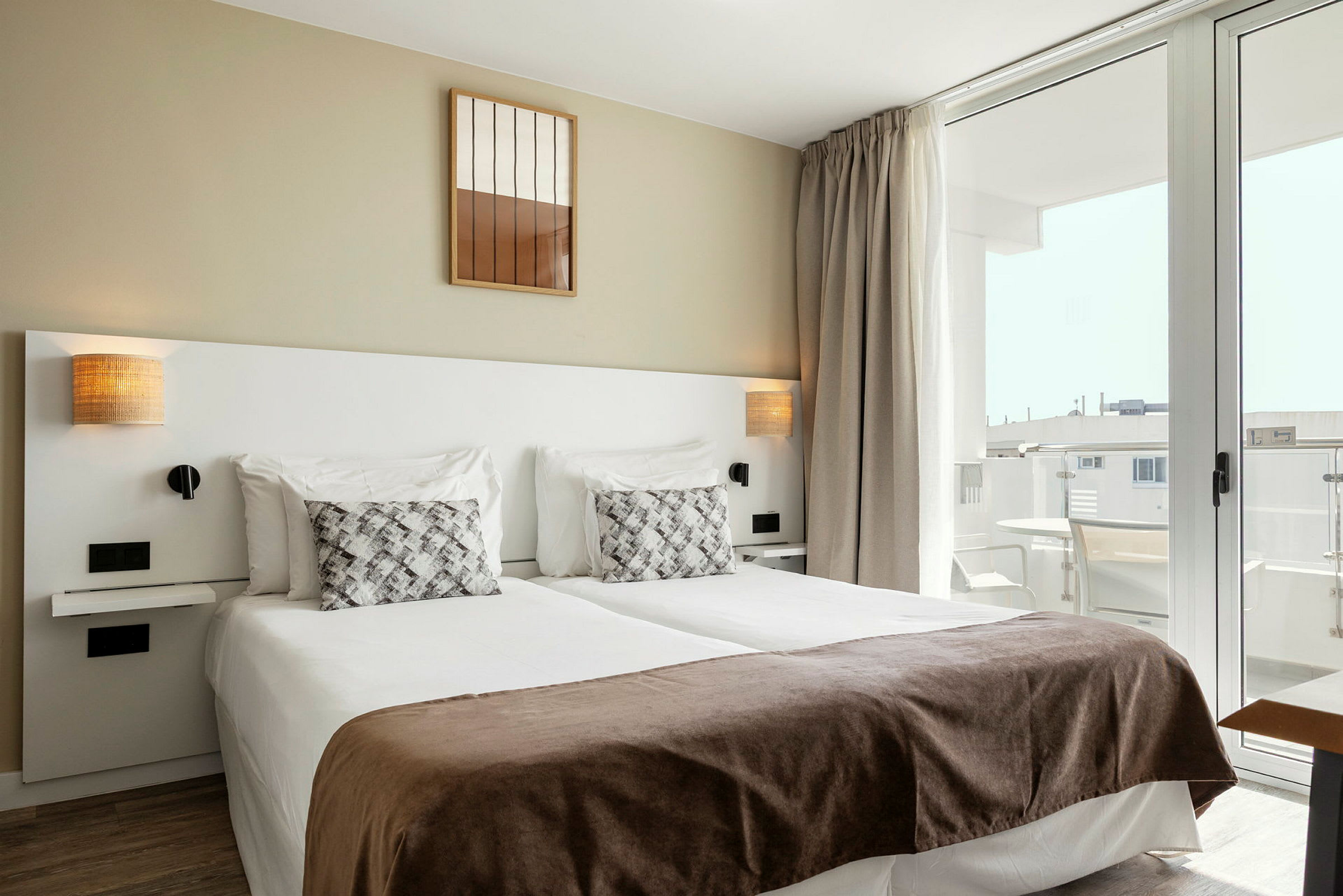 2-værelses Junior Suite med stor balkon på hotellets øverste etager mod omgivelserne
