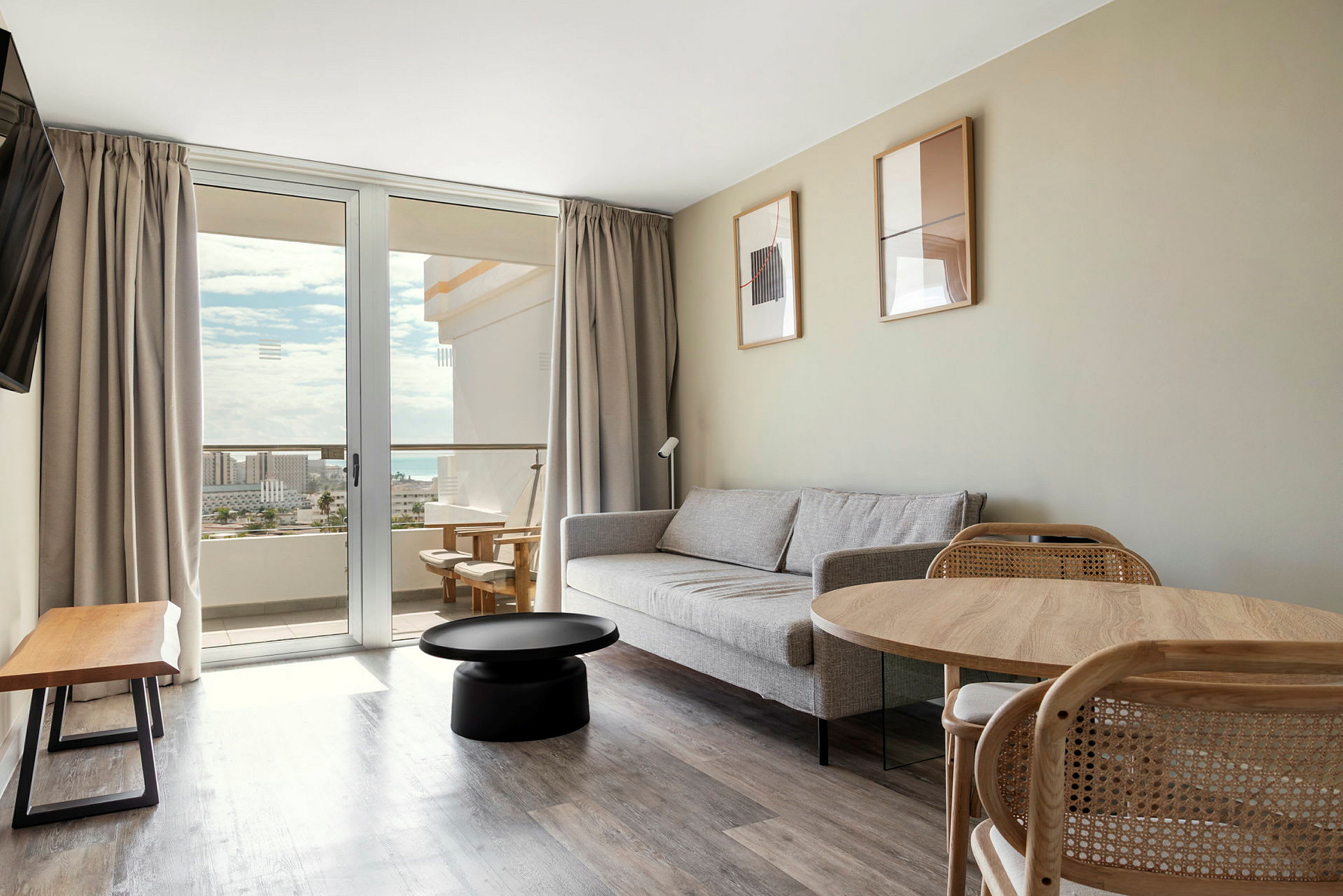 2-værelses Junior Suite med stor balkon på hotellets øverste etager mod omgivelserne