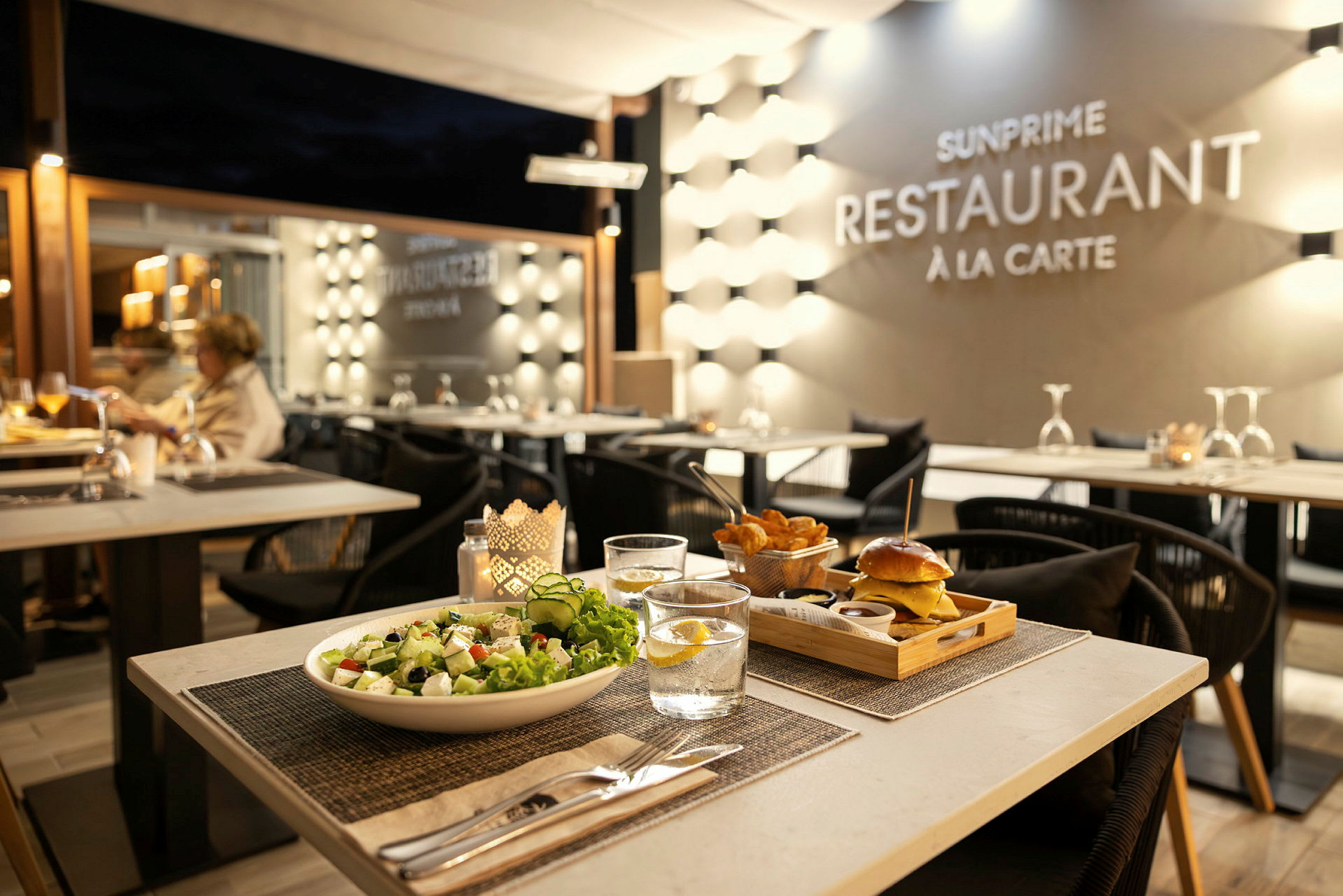En restaurant med middag sat frem på et bord. (AI-genereret tekst)