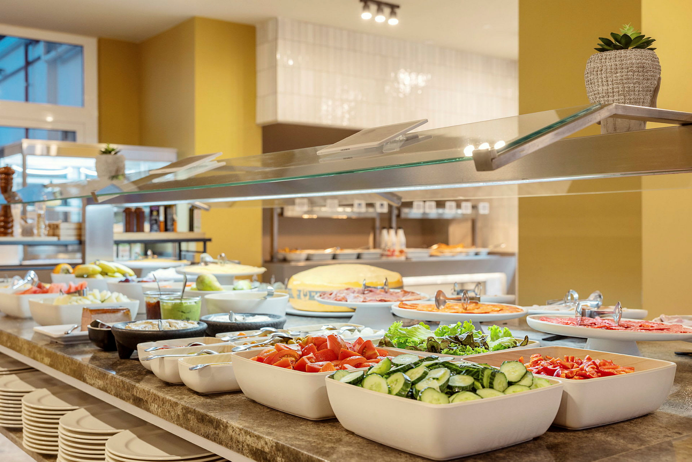 En buffet med forskellige fødevarer, herunder grøntsager og frugt. (AI-genereret tekst)
