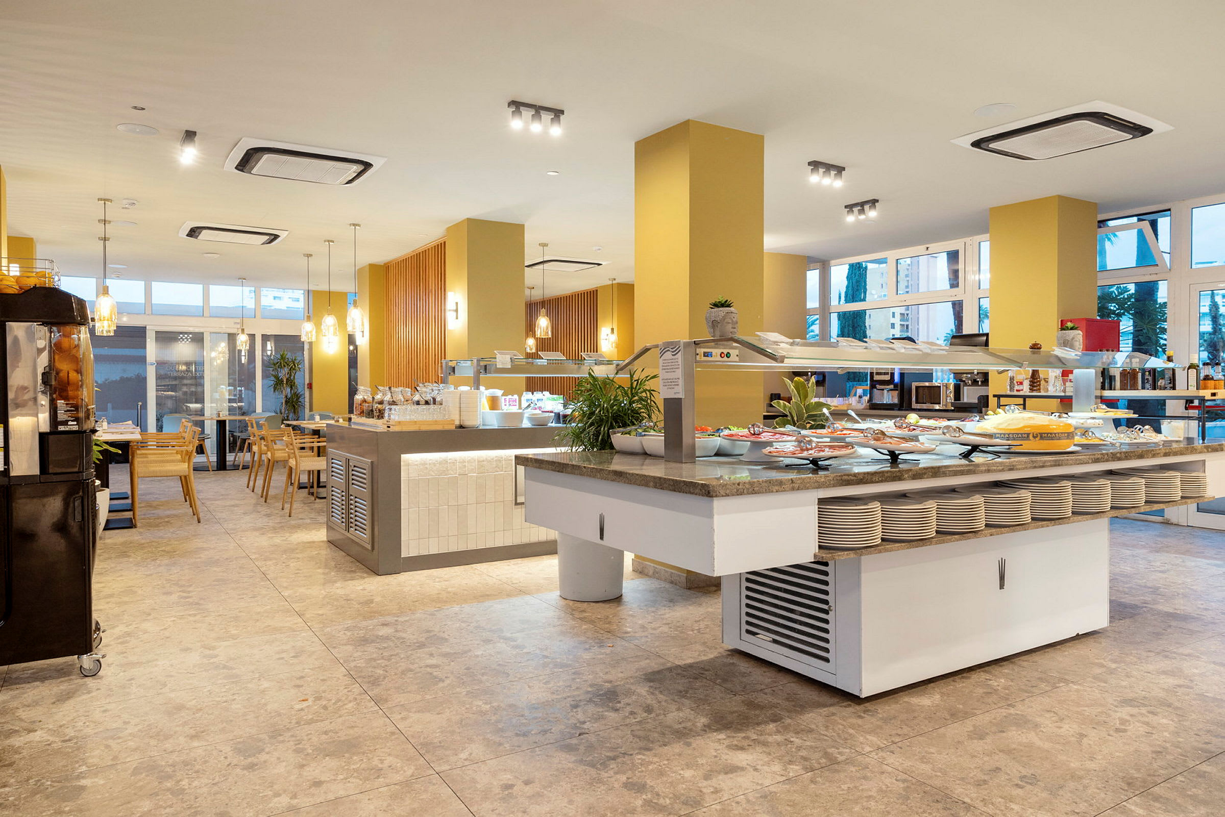 Billede af en moderne buffetrestaurant med forskellige retter placeret på serveringsborde. (AI-genereret tekst)