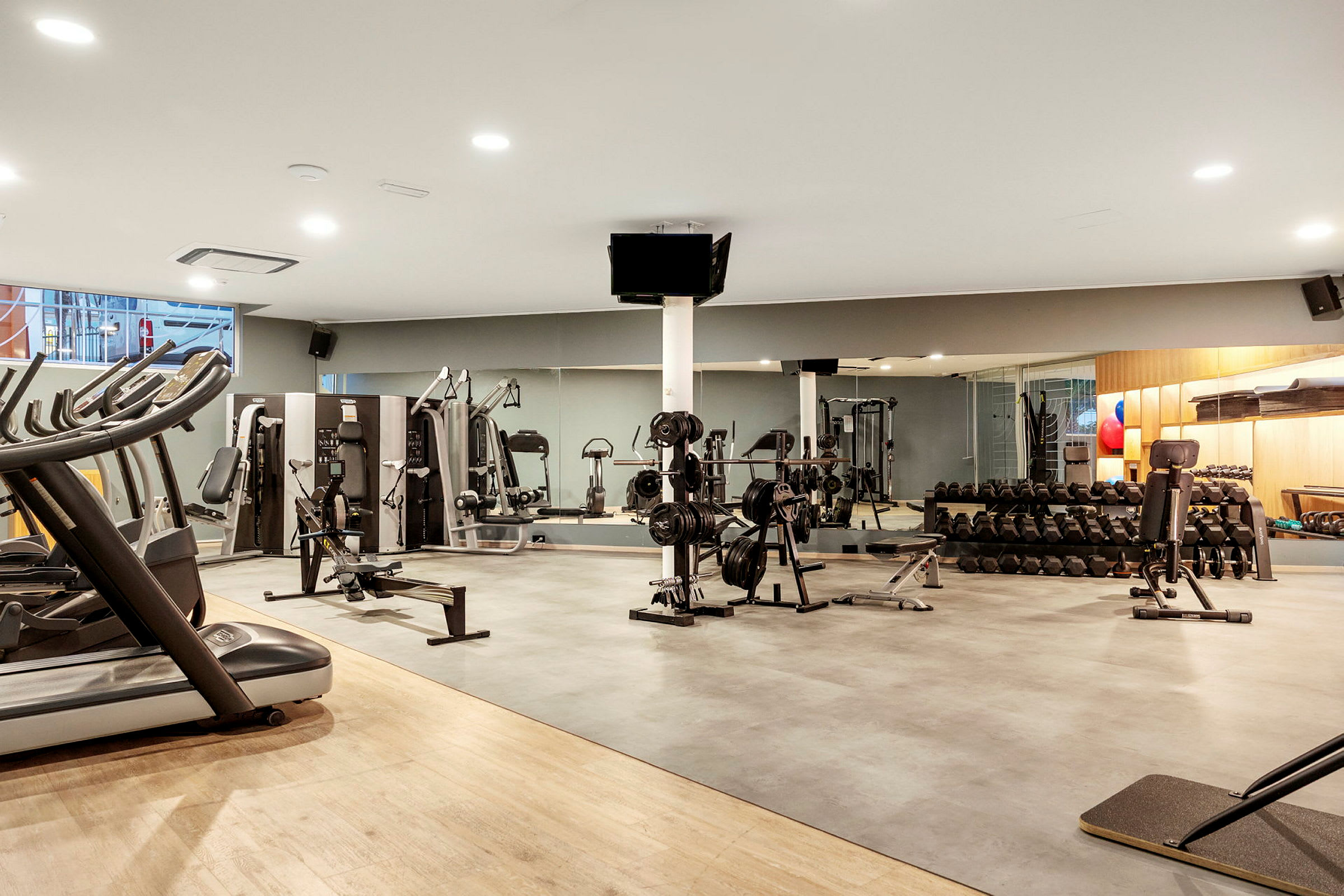 Fitnesscenter med træningsudstyr. (AI-genereret tekst)
