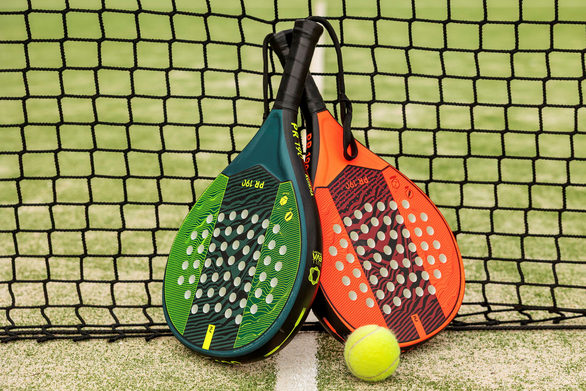 To padelbat og en bold foran et net. (AI-genereret tekst)