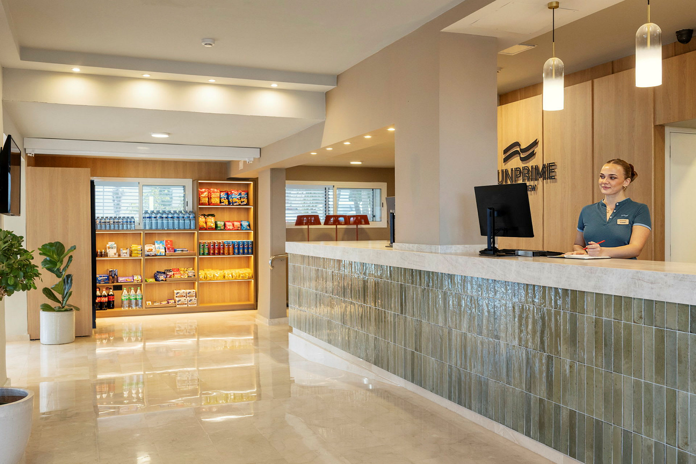 Hotelreception med bred skranke og tilhørende snackbutik. (AI-genereret tekst)