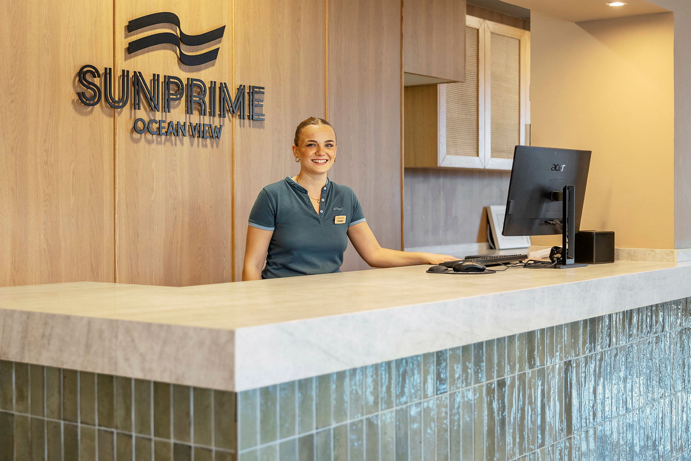 Receptionen på Sunprime Ocean View. (AI-genereret tekst)