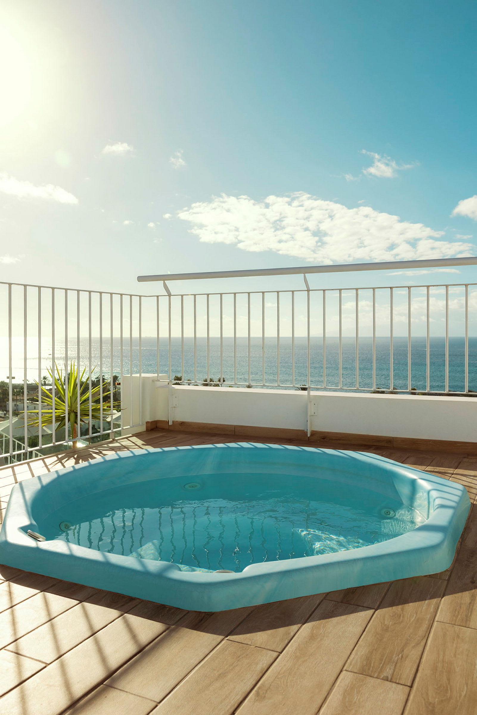 Billede af et boblebad på en terrasse med udsigt over havet. (AI-genereret tekst)