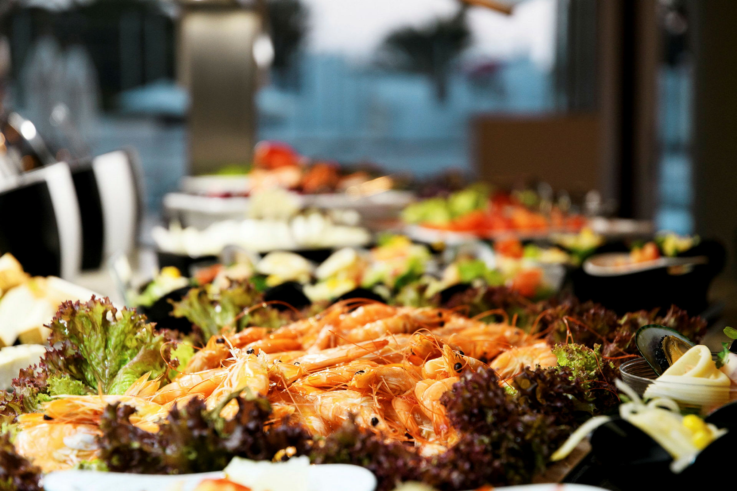 Buffet med rejer og grøntsager. (AI-genereret tekst)