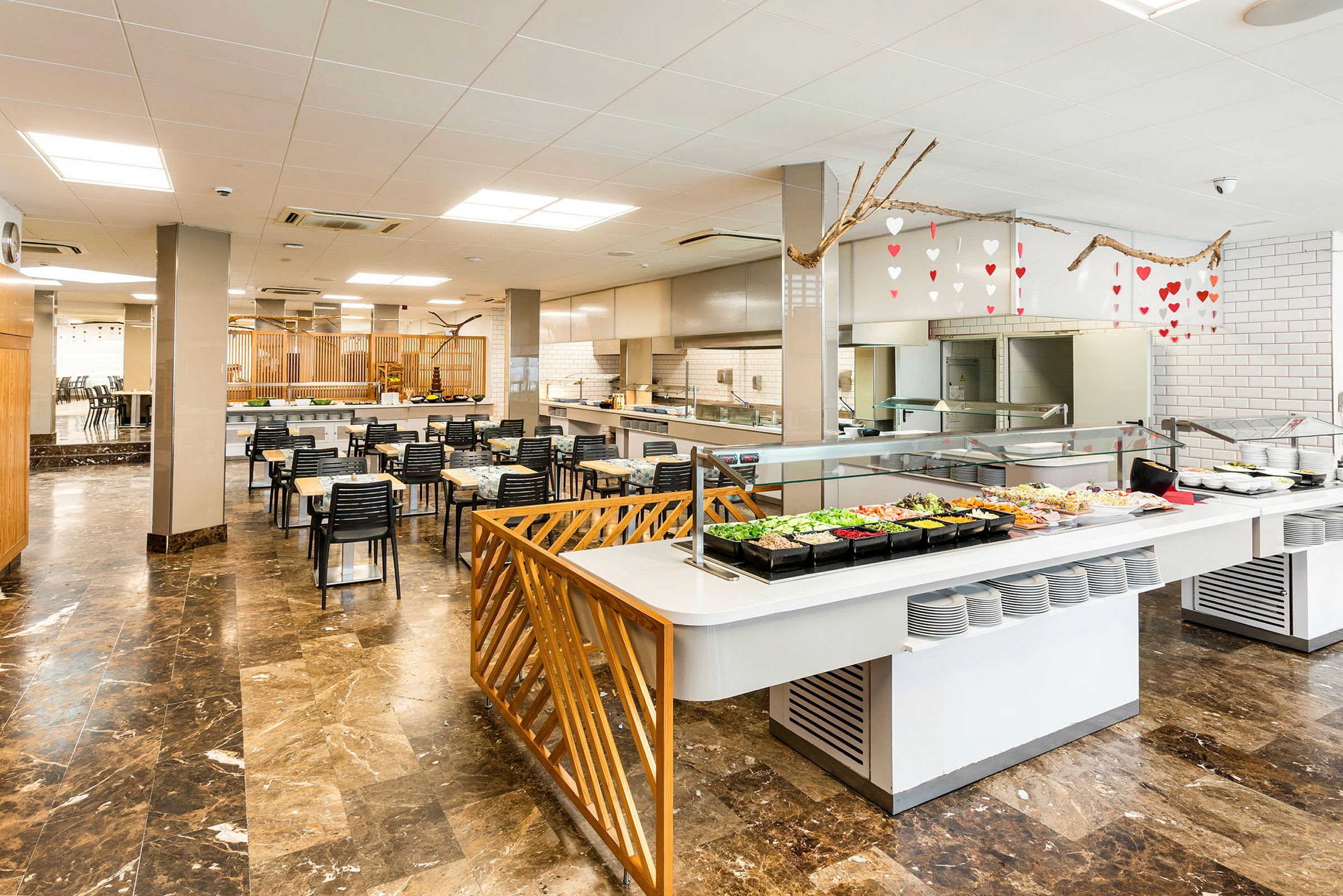 Billede af en moderne restaurant med buffetområde og siddepladser. (AI-genereret tekst)