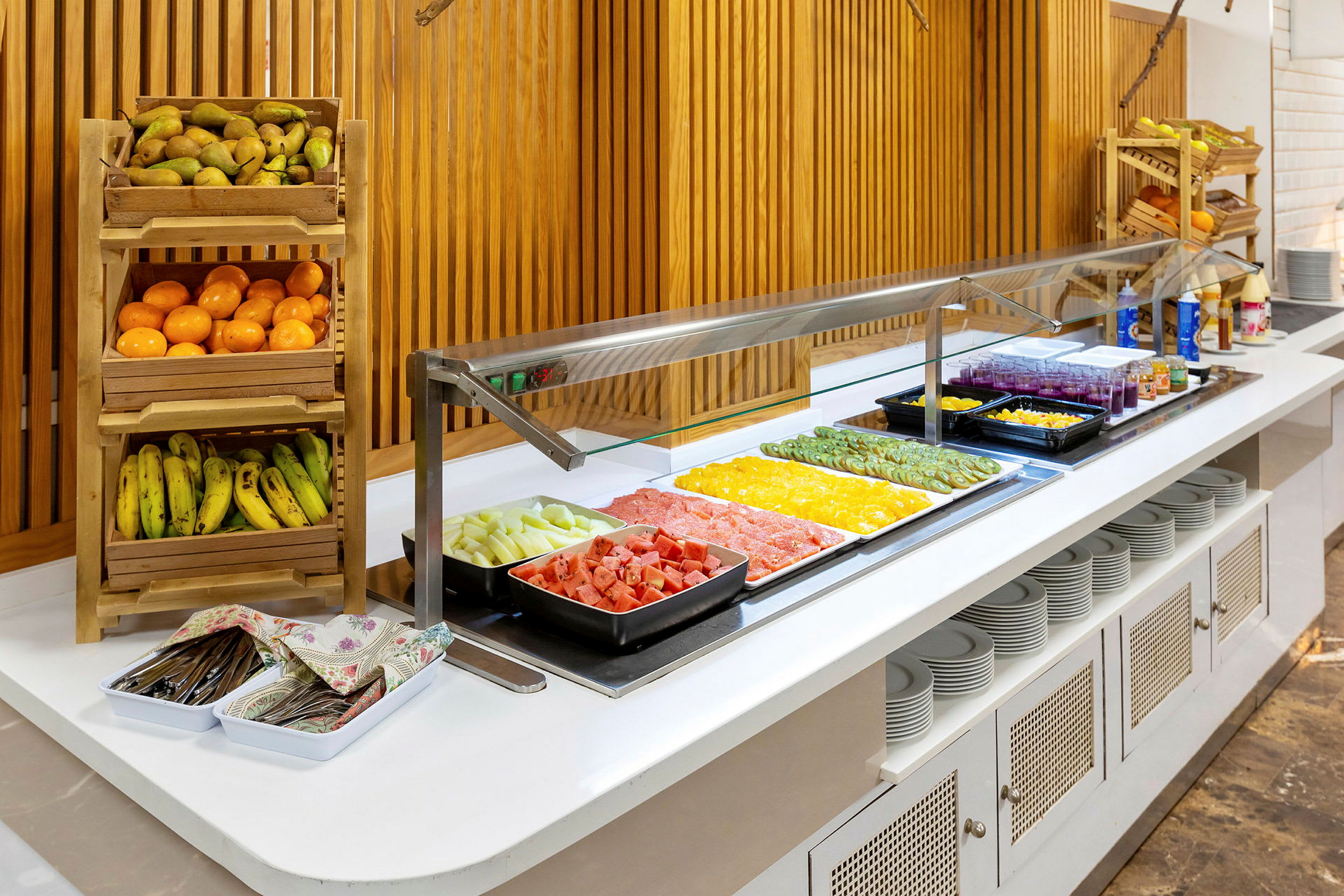 Buffet med friske frugter og salatingredienser. (AI-genereret tekst)