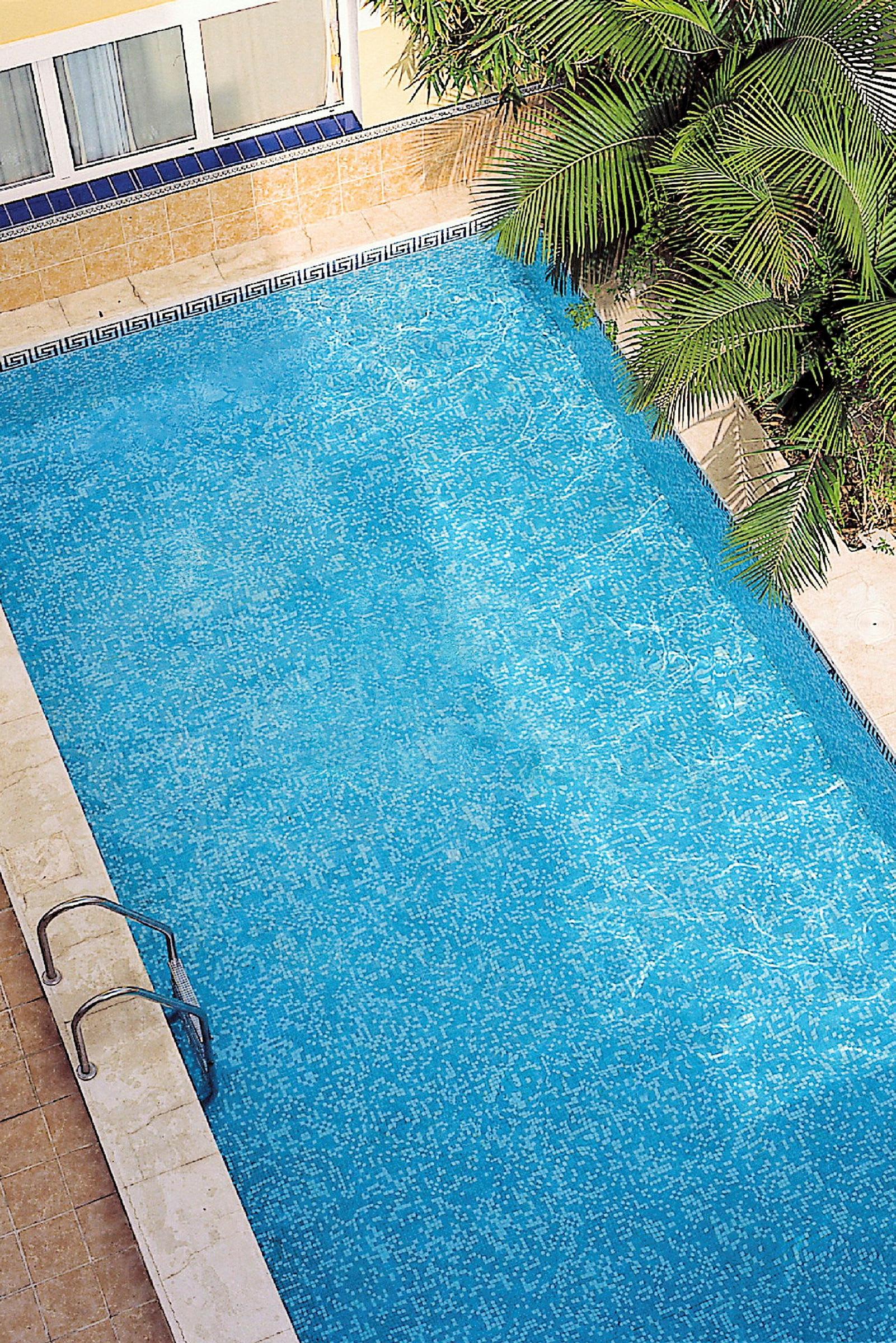 Swimmingpool omgivet af planter. (AI-genereret tekst)