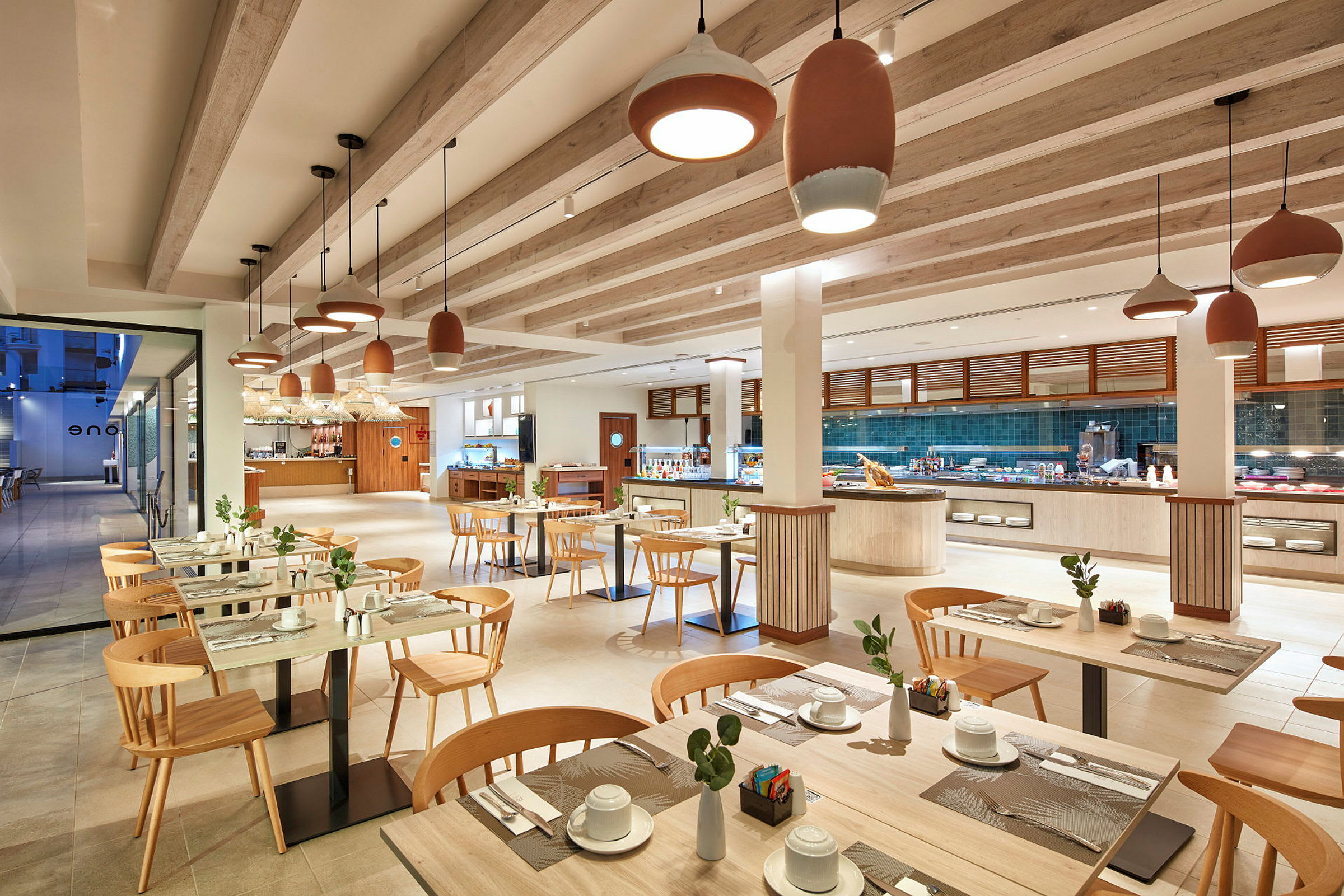 En moderne og lys restaurant med træborde og stole, dekoreret med planter. (AI-genereret tekst)