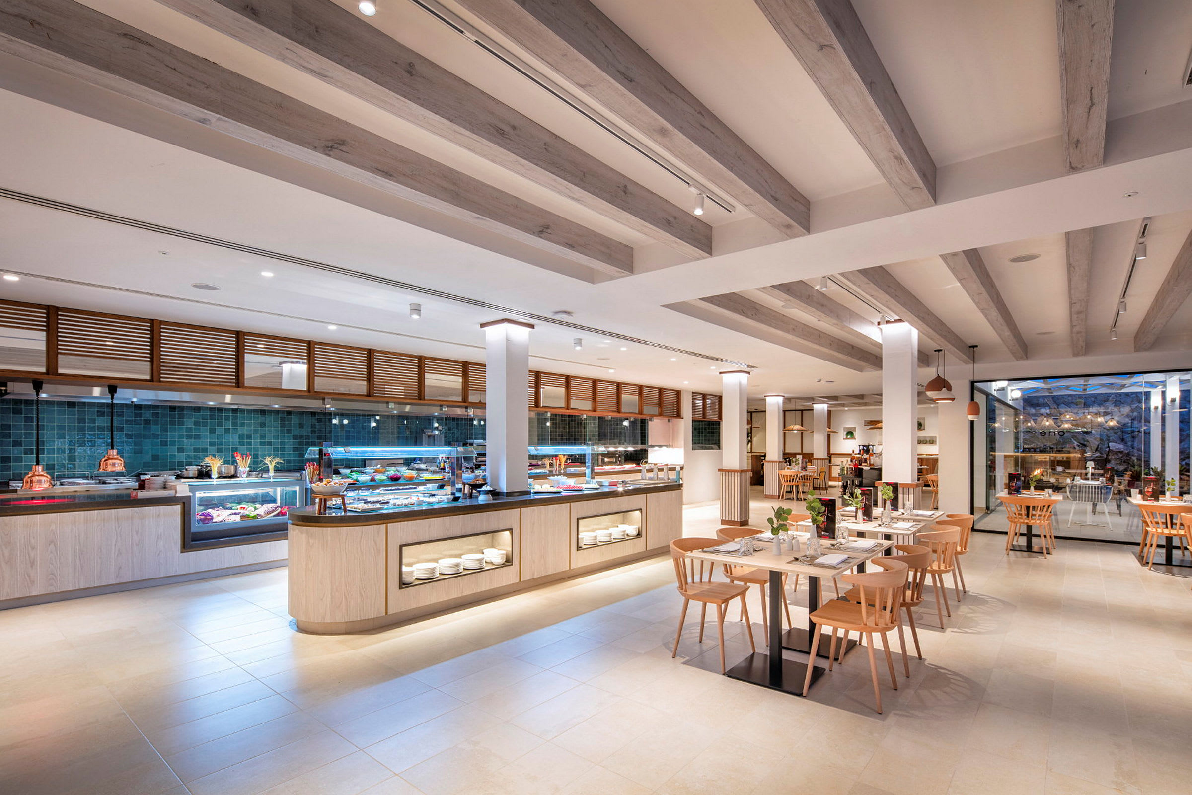Indretning af en rummelig restaurant med et moderne buffetområde og siddepladser. (AI-genereret tekst)