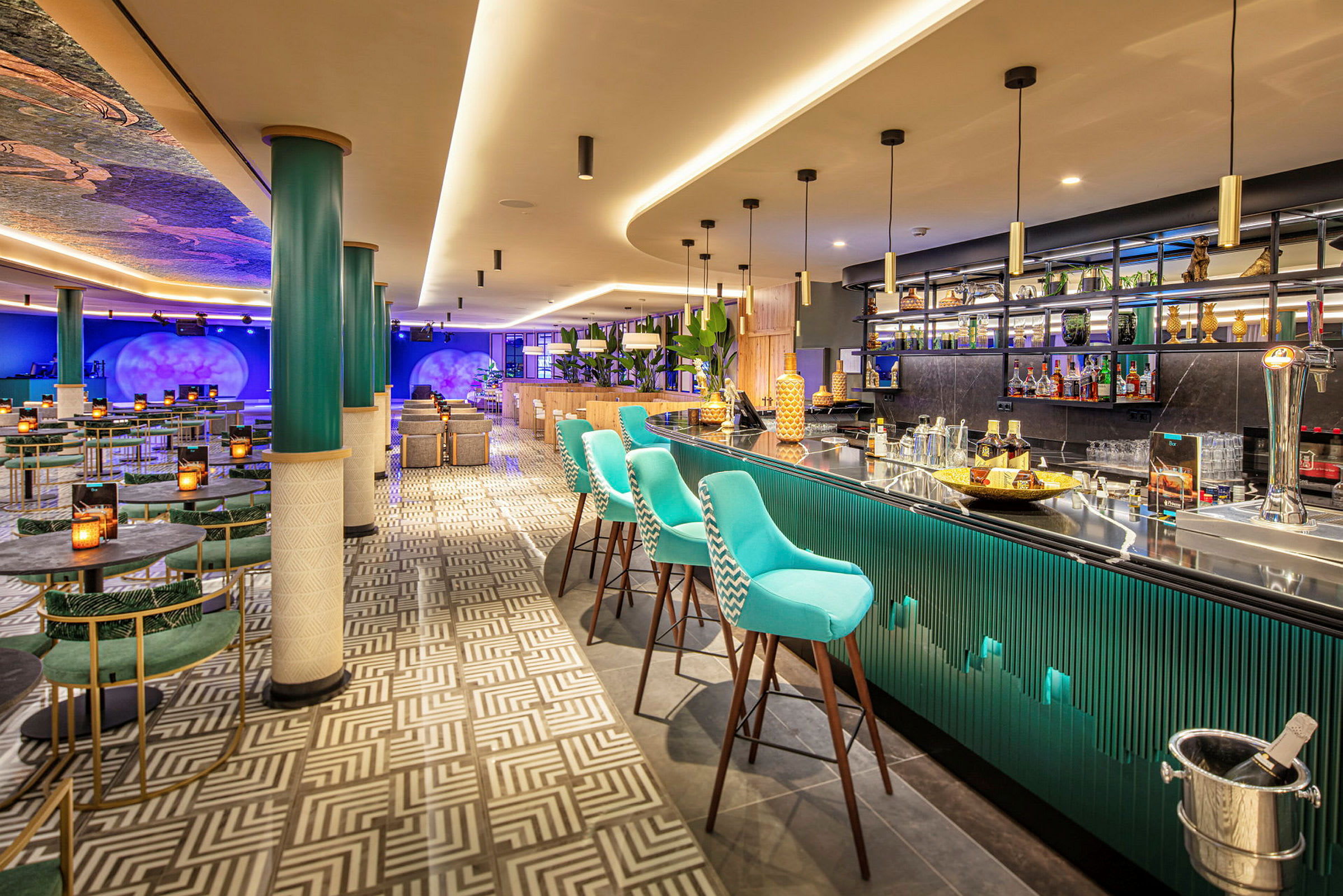 Moderne bar og lounge med farverige stole og dekorationer. (AI-genereret tekst)