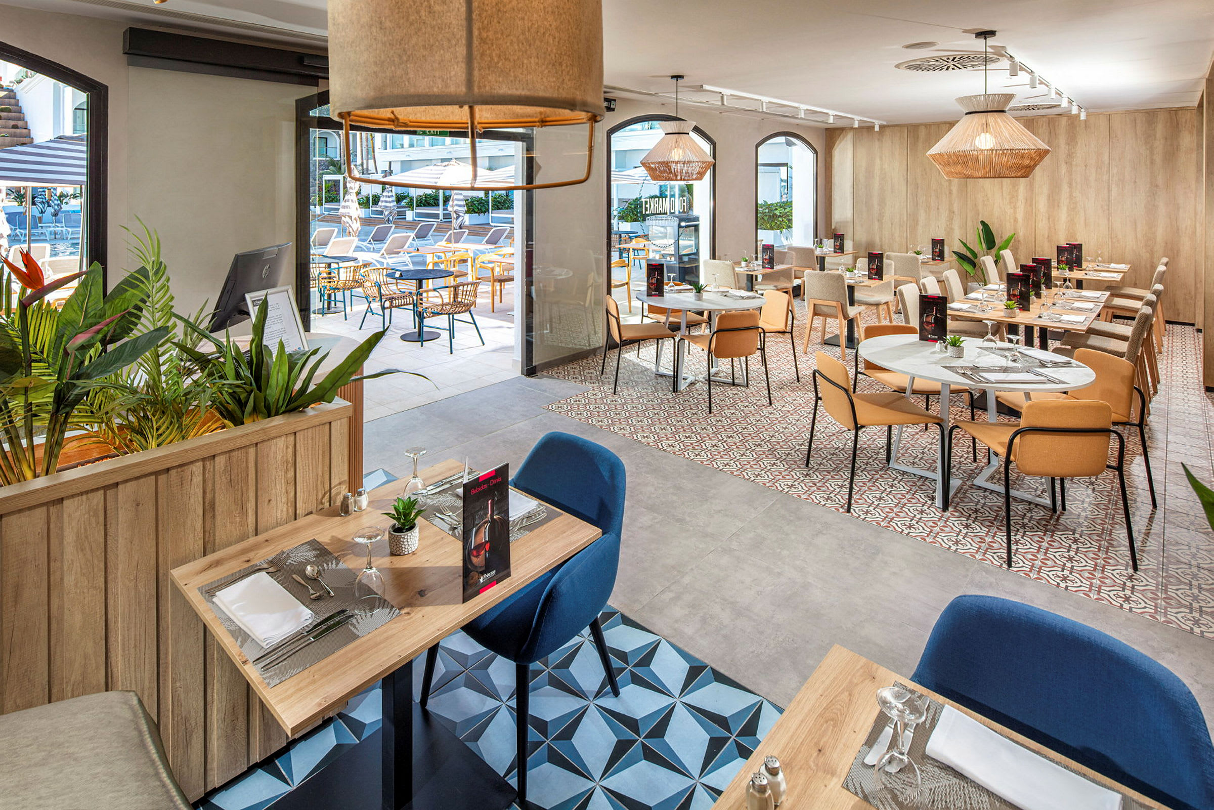 Restaurantinteriør med moderne møbler og udsigt til en terrasse. (AI-genereret tekst)