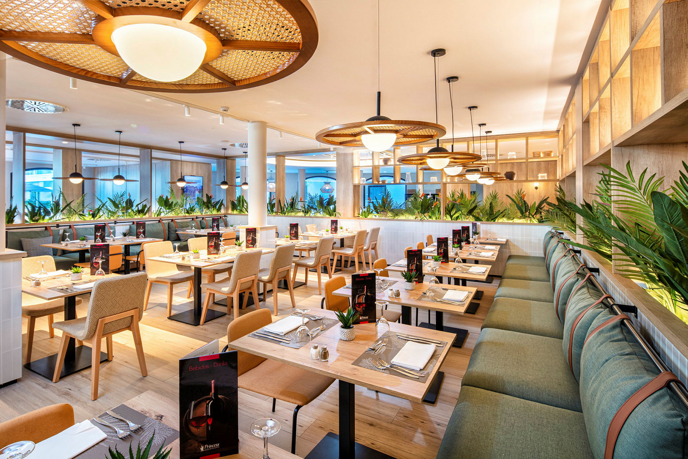 En elegant restaurant med borde og stole samt grønne planter som dekoration. (AI-genereret tekst)