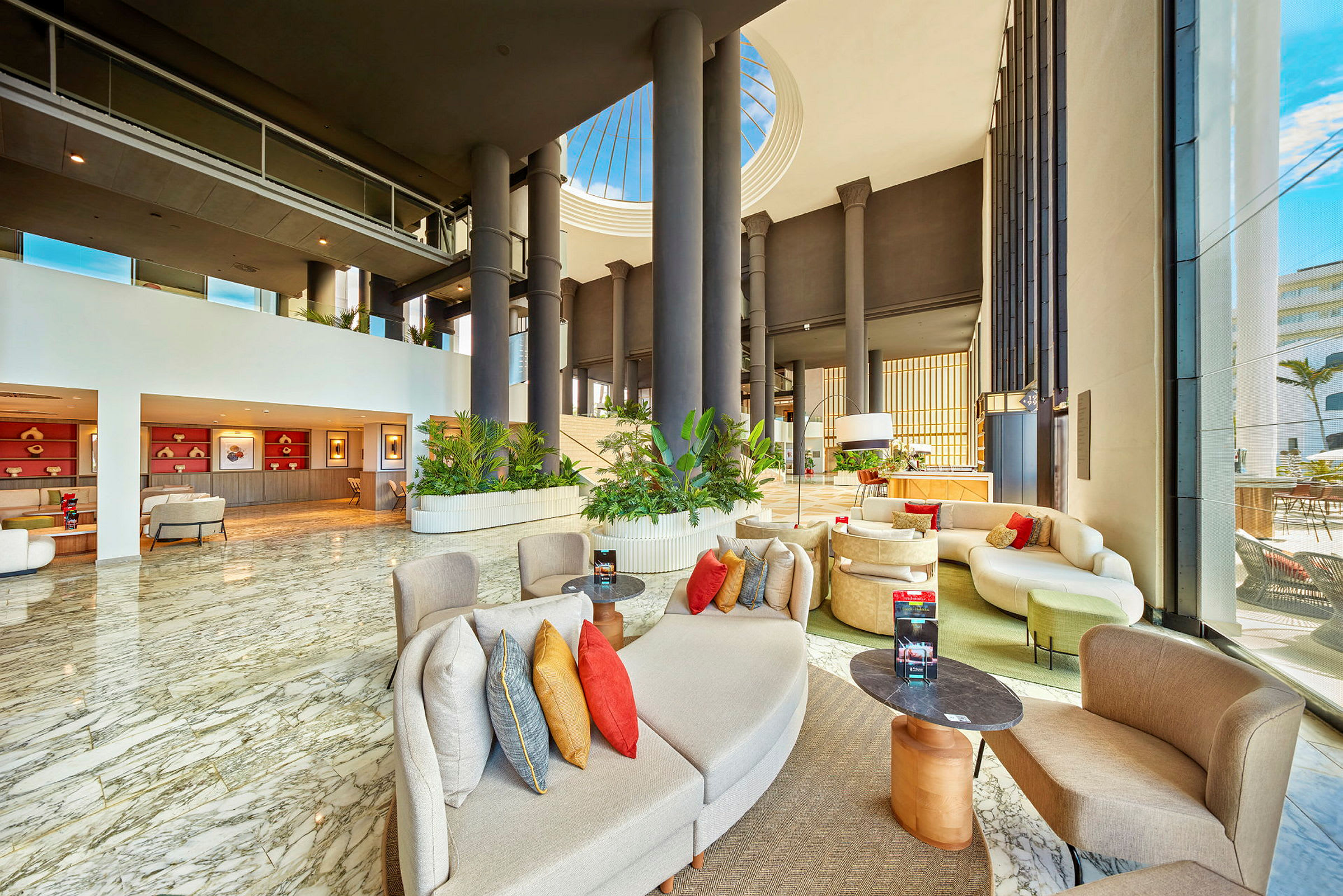 Moderne hotellobby med marmorgulv, siddepladser og grønne planter. (AI-genereret tekst)