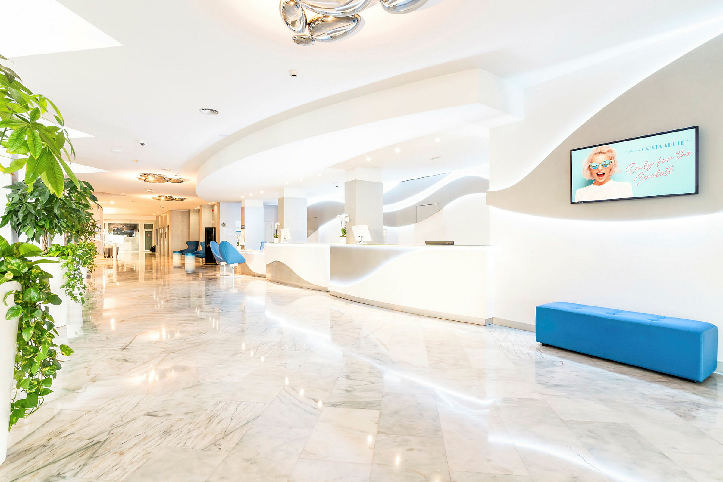 Hotellets lobby med reception og komfortabelt interiør i moderne design. (AI-genereret tekst)