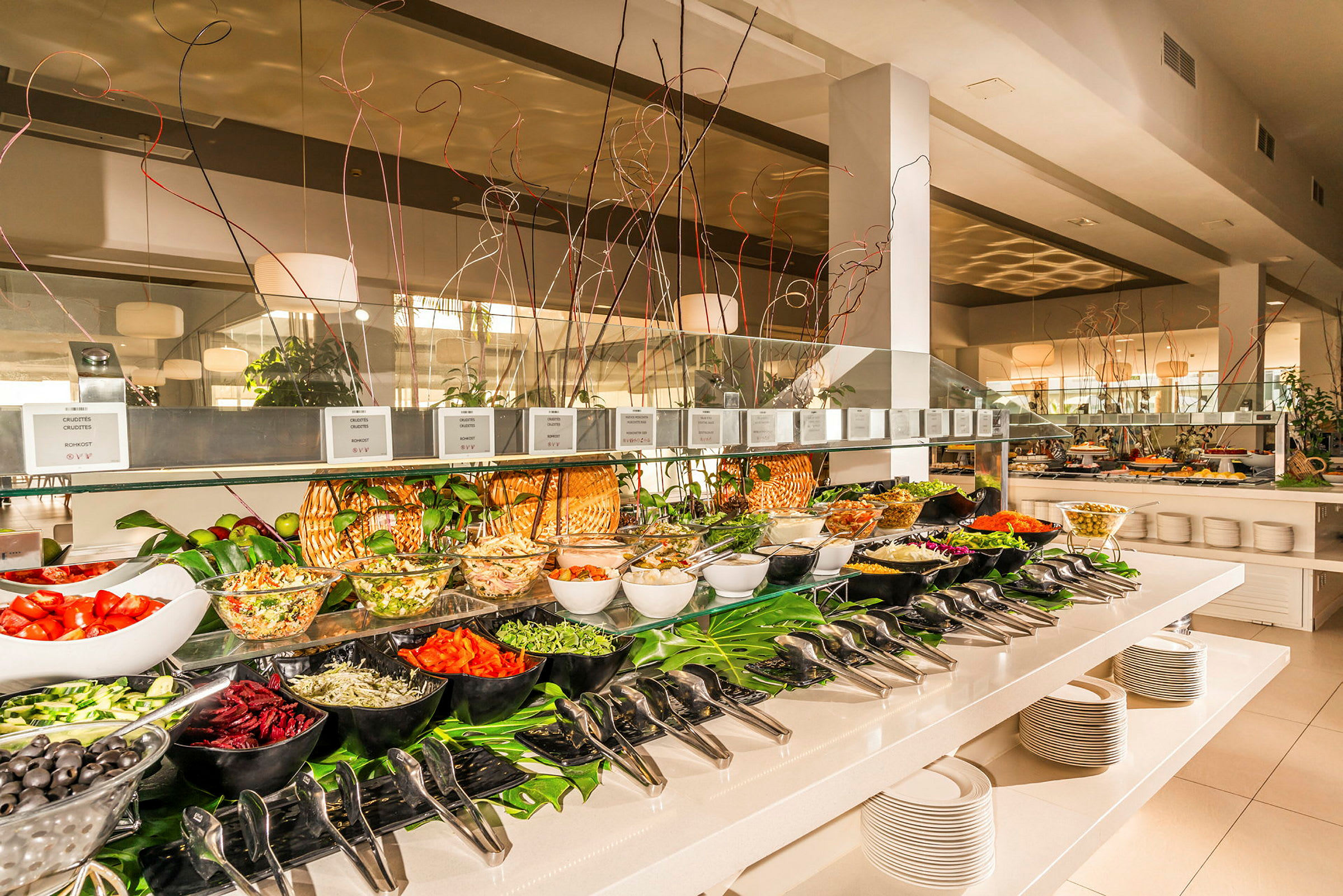 Billede af en buffet med et bredt udvalg af salater og andre retter opstillet på et bord. (AI-genereret tekst)