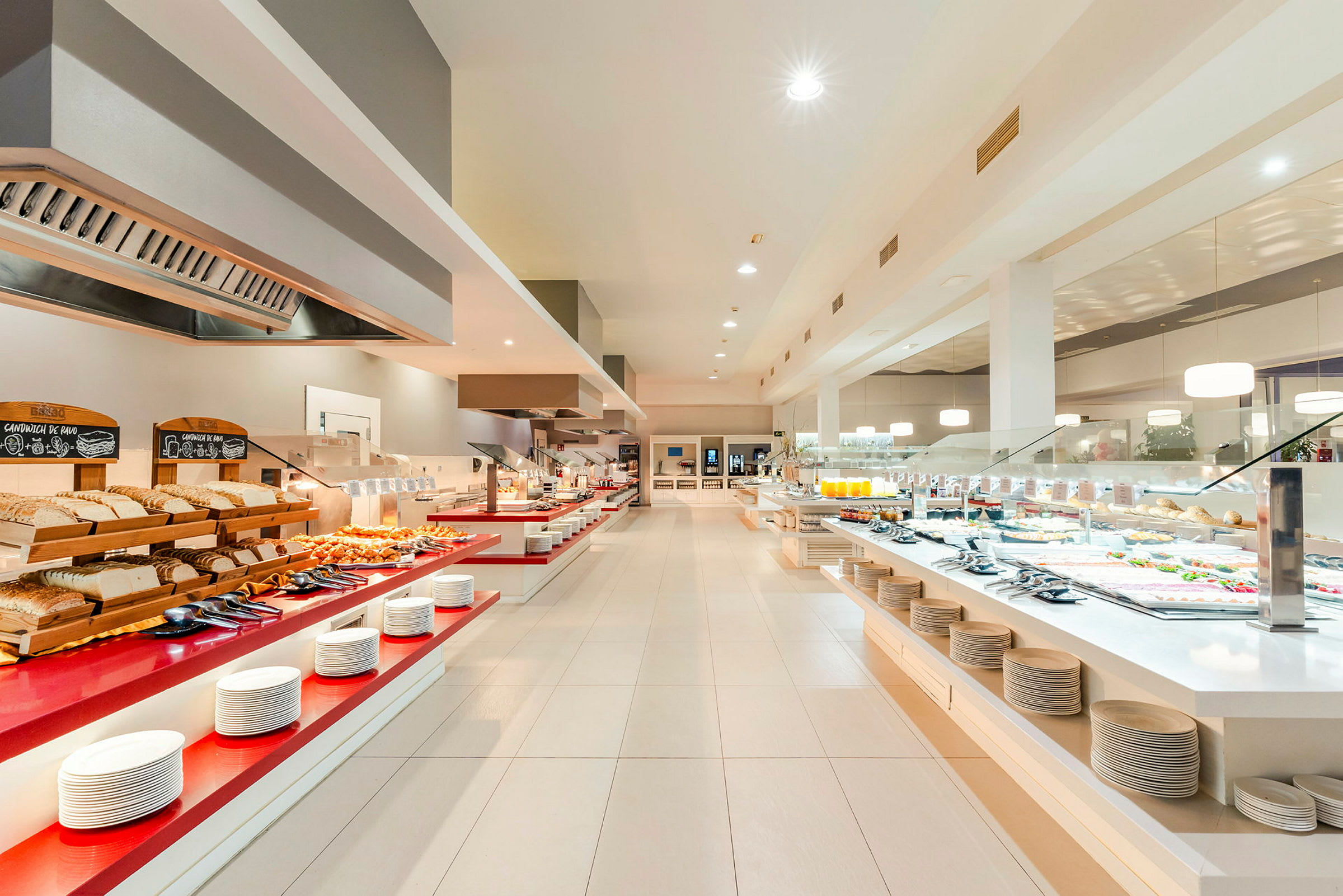 En stor buffet med forskellige retter og brød præsenteret på et moderne serveringsområde. (AI-genereret tekst)