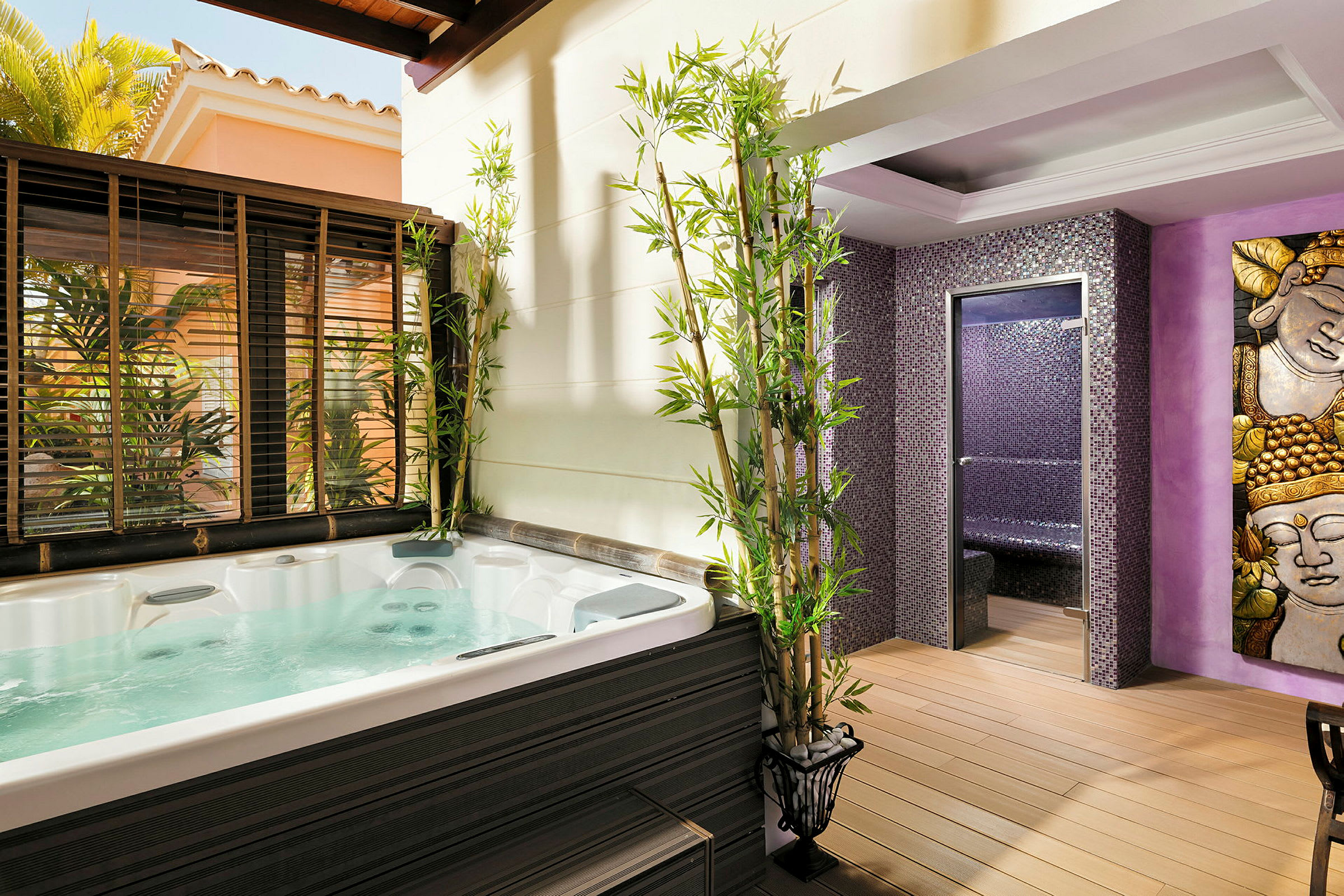 En luksuriøs spa-afdeling med boblebad, bambusinteriør og en buste skildrer et elegant og afslappende område. (AI-genereret tekst)