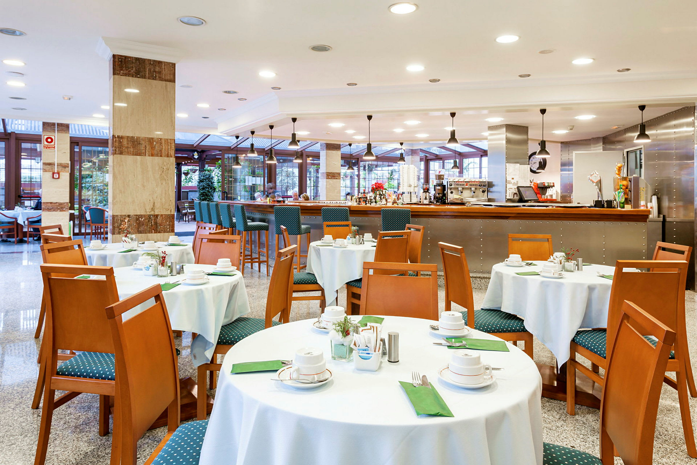 Restaurant med dækkede borde og en bar. (AI-genereret tekst)