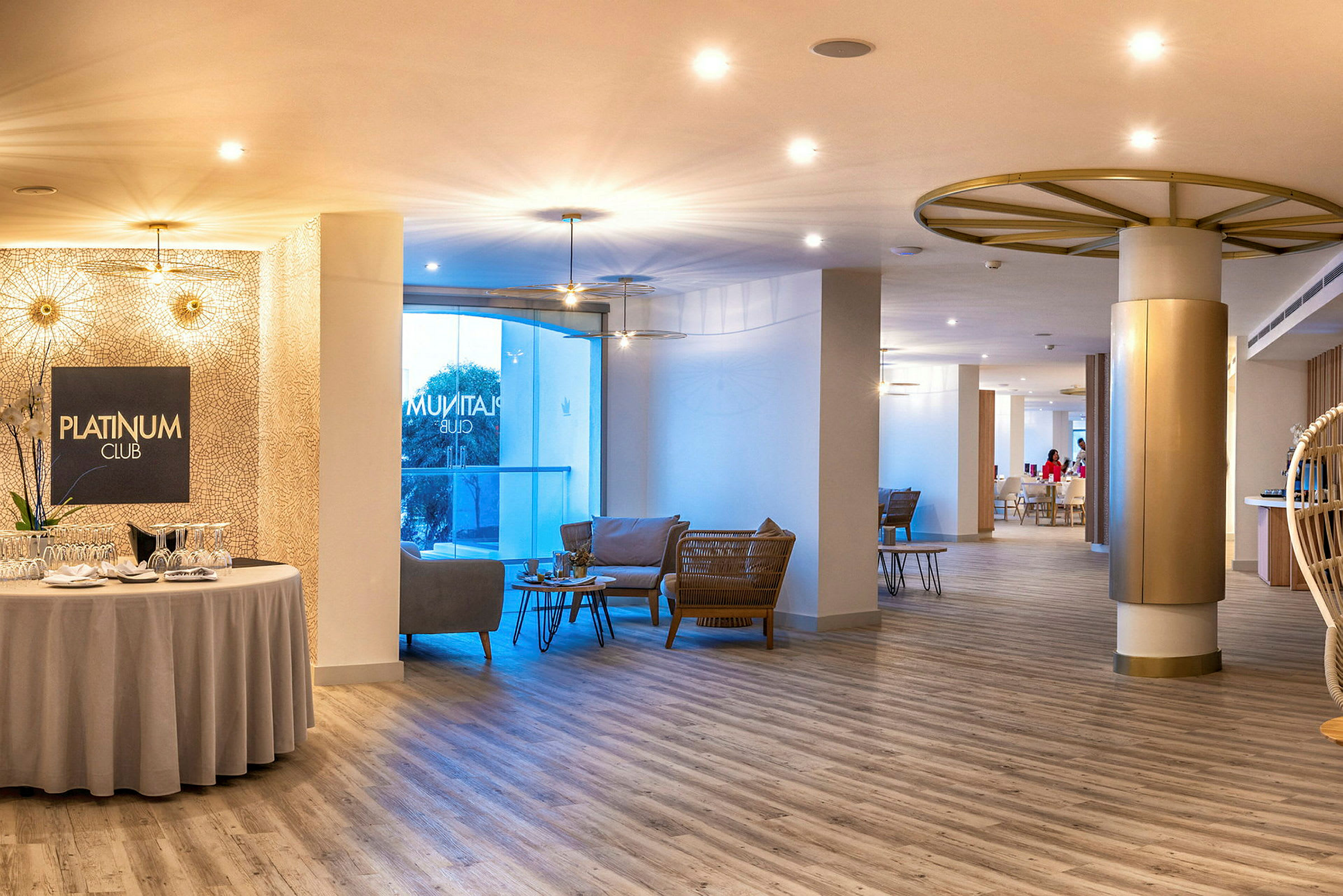 En veloplyst lounge med siddepladser og et skilt med teksten Platinum Club. (AI-genereret tekst)