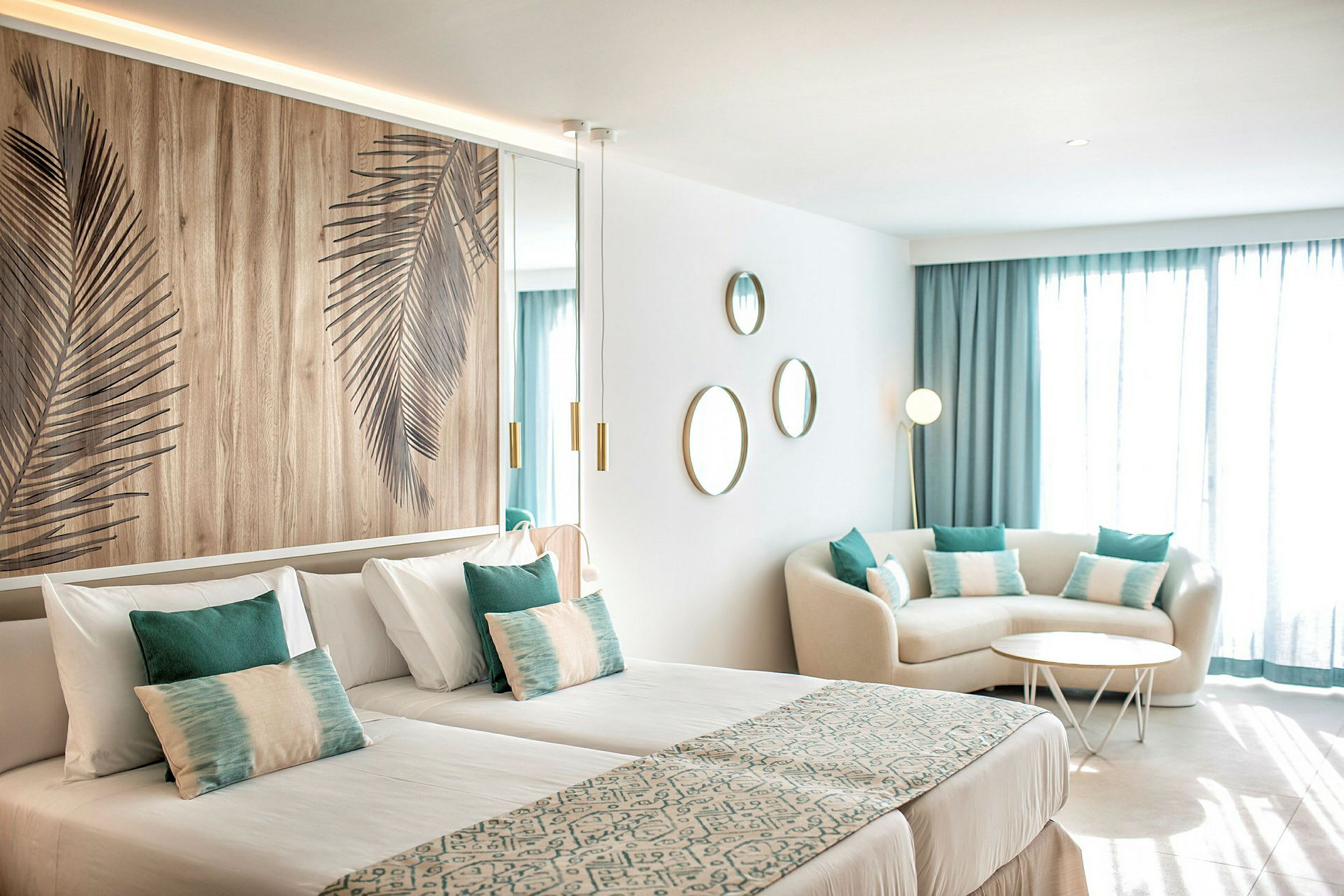 Et moderne hotelværelse med to enkeltsenge, siddeområde og dekorationer. (AI-genereret tekst)