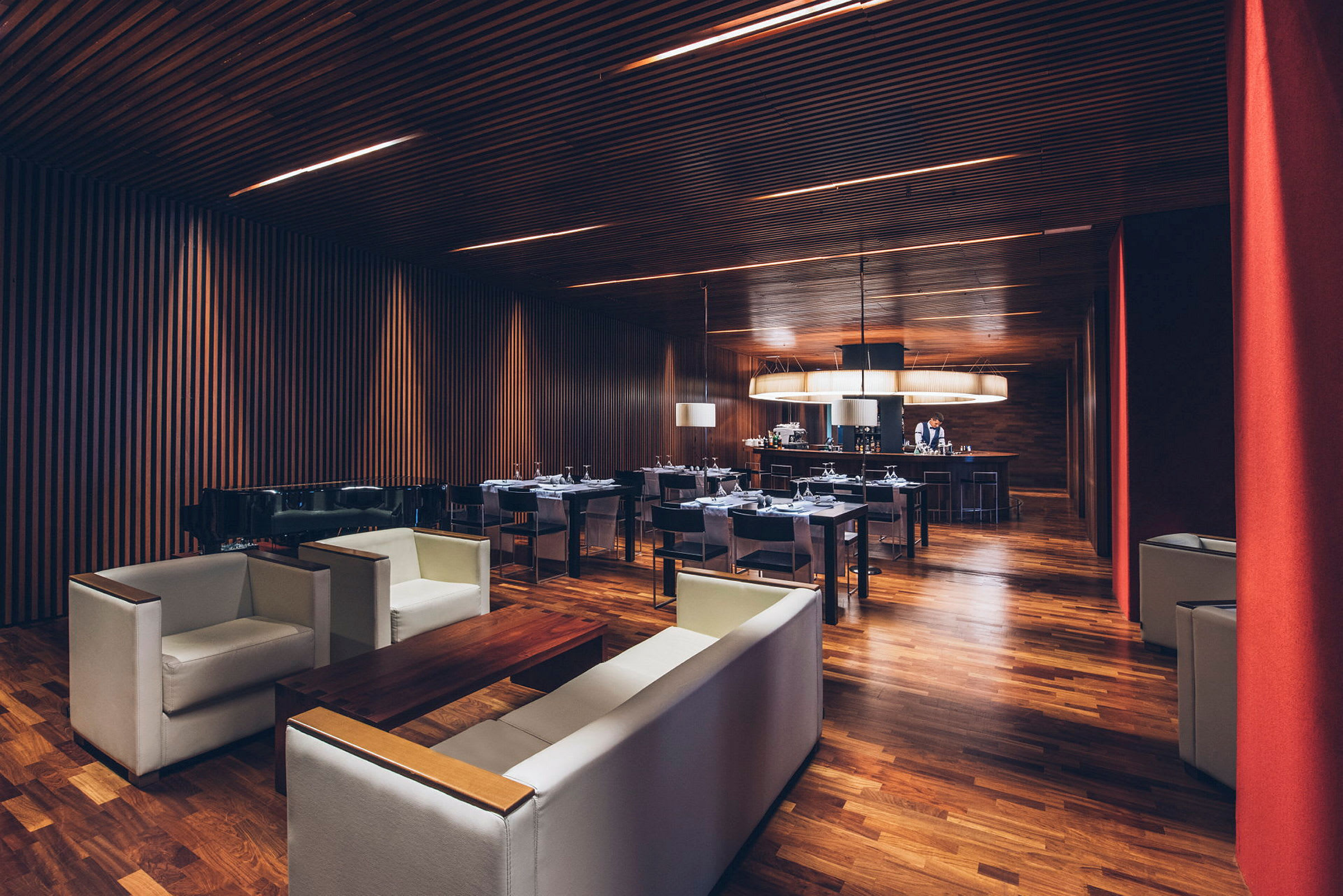 En elegant restaurant med moderne indretning og komfortable siddeområder. (AI-genereret tekst)