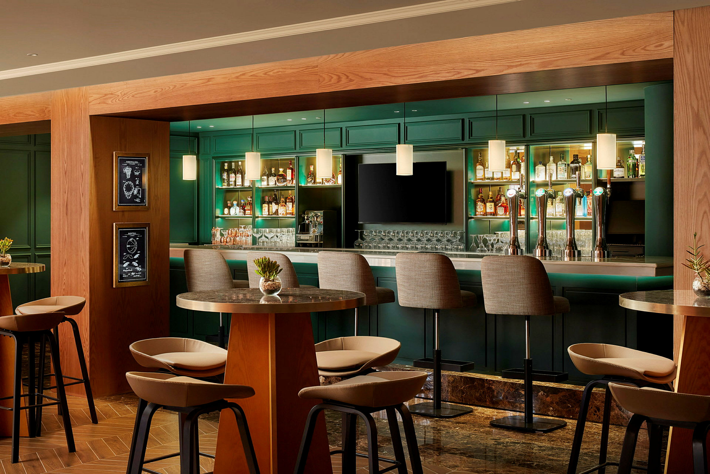 Interiør af en moderne bar med siddepladser og en veludstyret baghylde. (AI-genereret tekst)