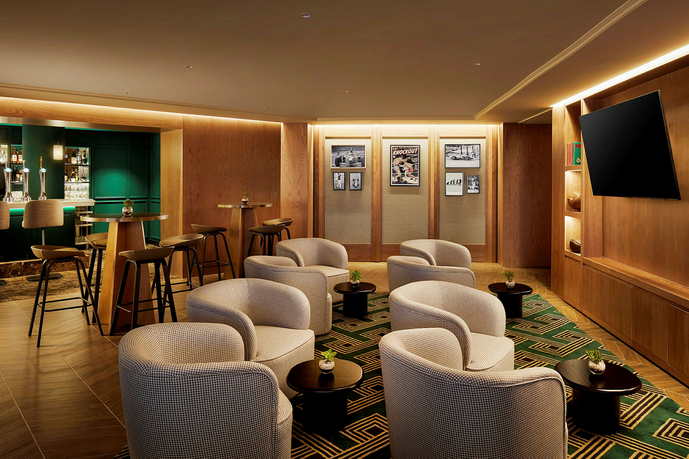 En hotelbar med moderne møbler og borde. (AI-genereret tekst)