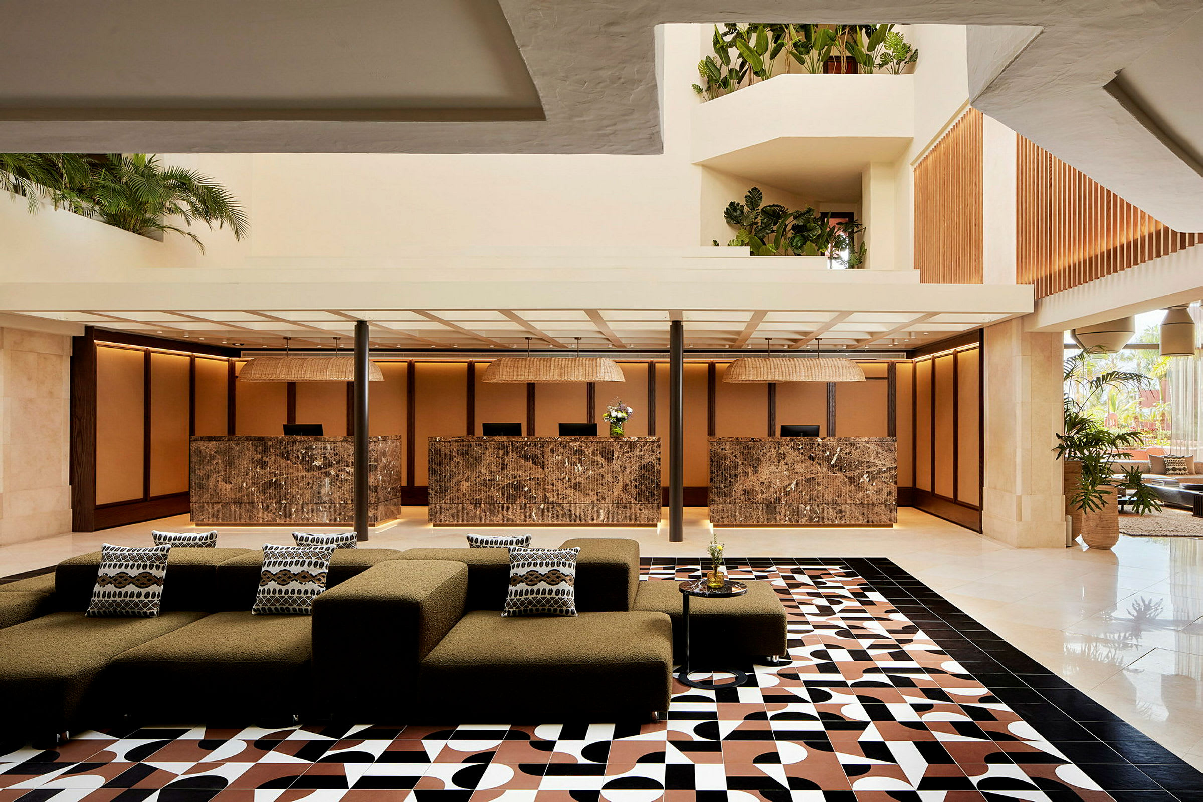 Hotellobby med marmorborde og moderne indretning. (AI-genereret tekst)