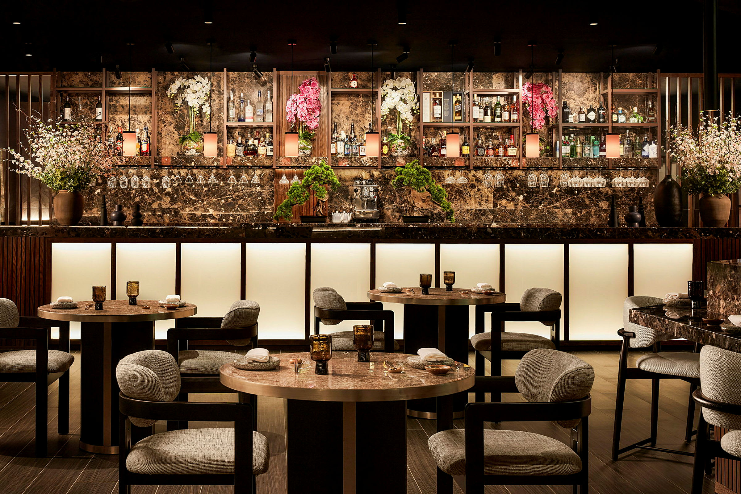 En elegant restaurant med marmordekorationer og borddækning. (AI-genereret tekst)