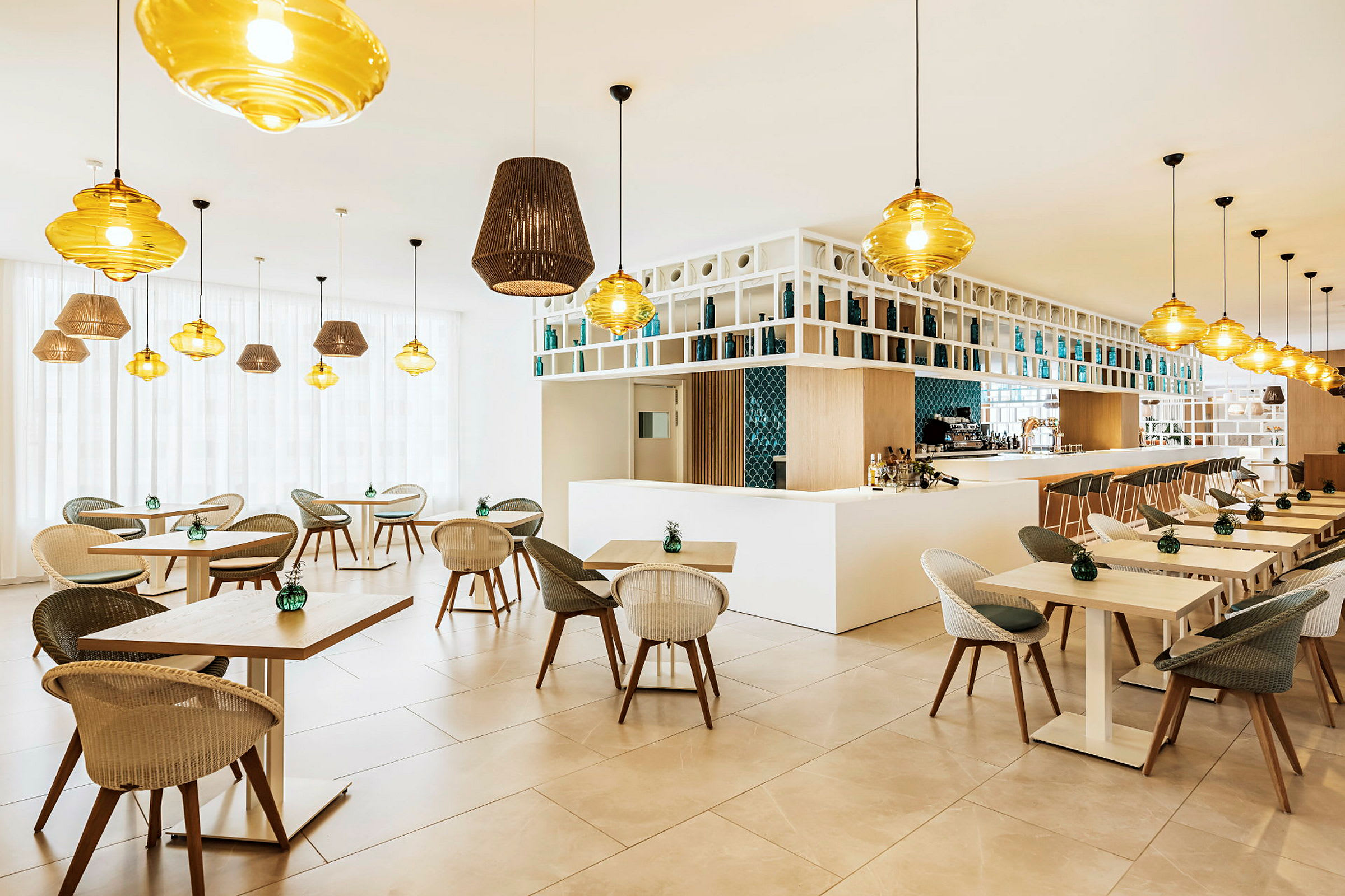 En moderne restaurant med spiseborde og stole samt dekorative loftlamper. (AI-genereret tekst)