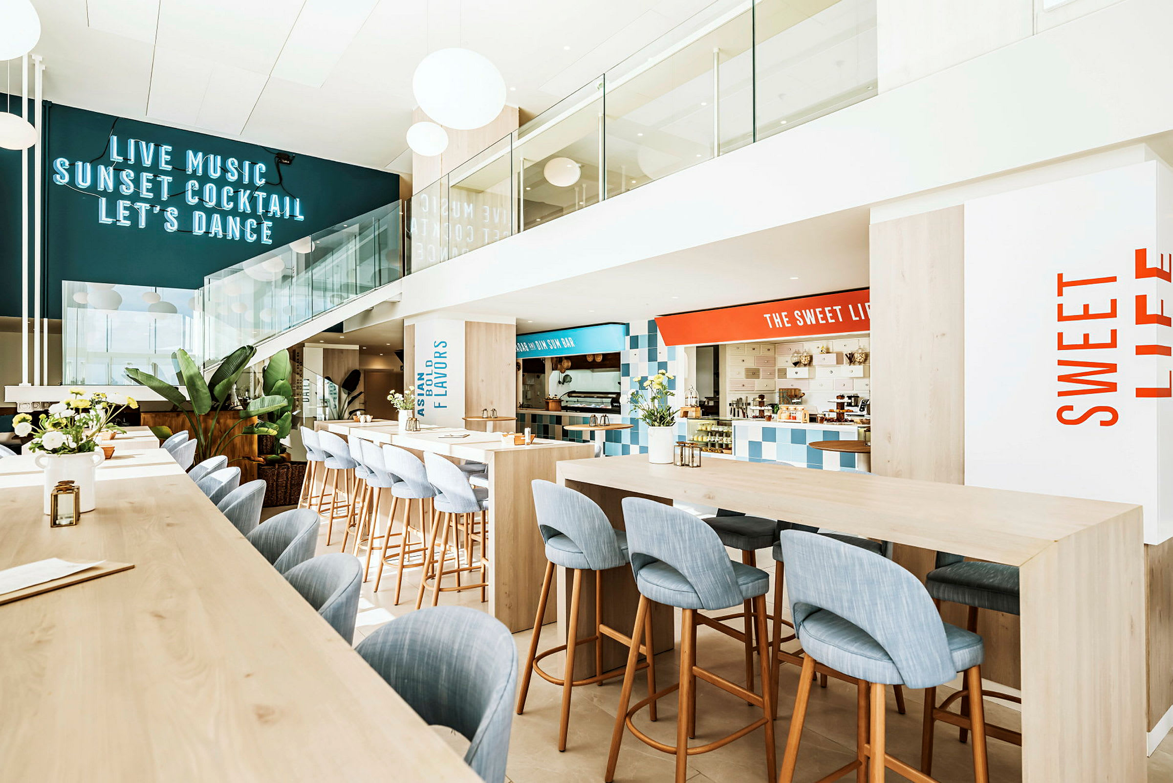 En moderne café med høje borde og stole, lyst træinteriør og farverige skilte. (AI-genereret tekst)