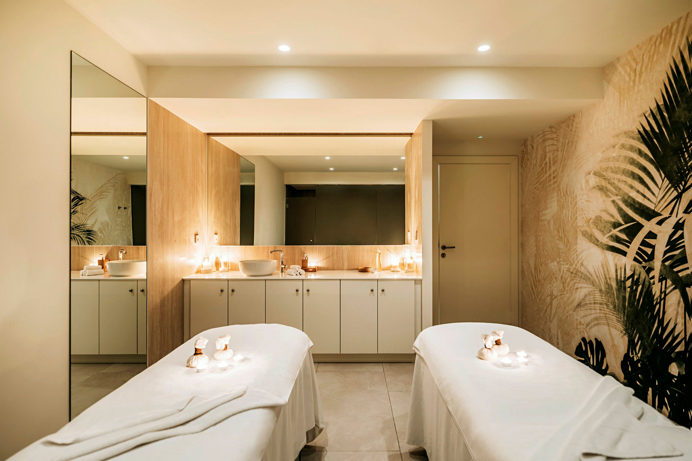 Et spa-miljø, der viser to massageborde i et lyst og moderne indrettet rum. (AI-genereret tekst)