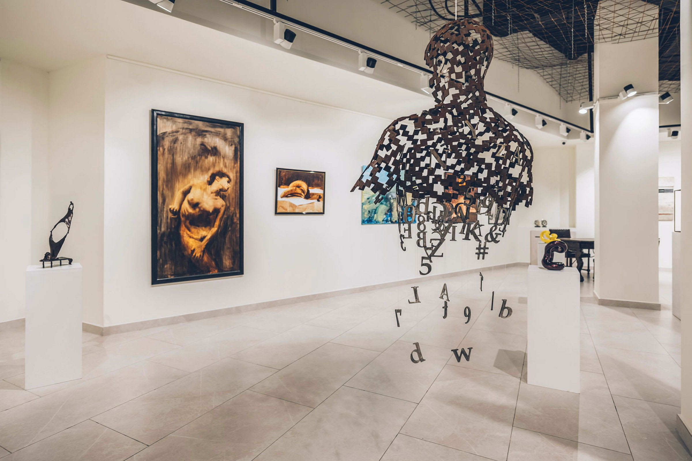 Et moderne kunstgalleri med skulpturer og malerier i forskellige stilarter. (AI-genereret tekst)
