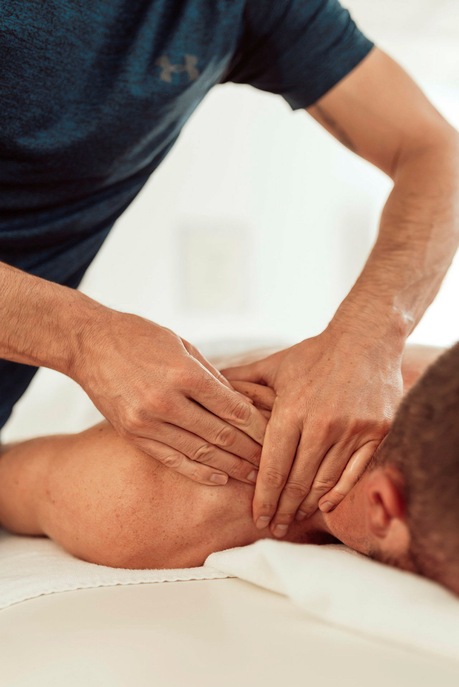 En person får massage på nakken og skuldrene. (AI-genereret tekst)