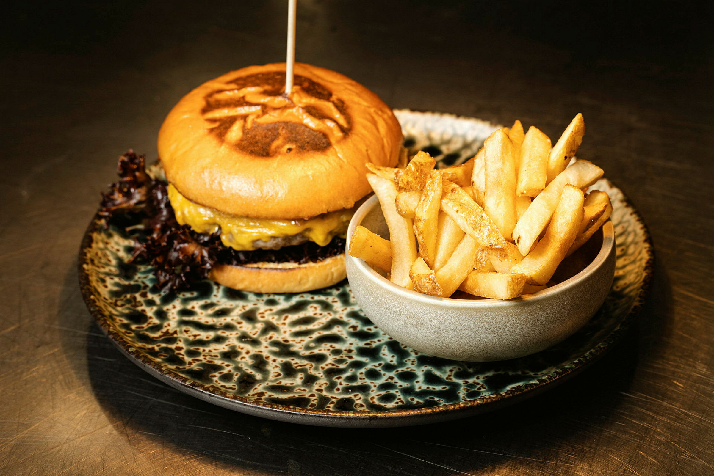 Billede af en burgerret med pommes frites. (AI-genereret tekst)