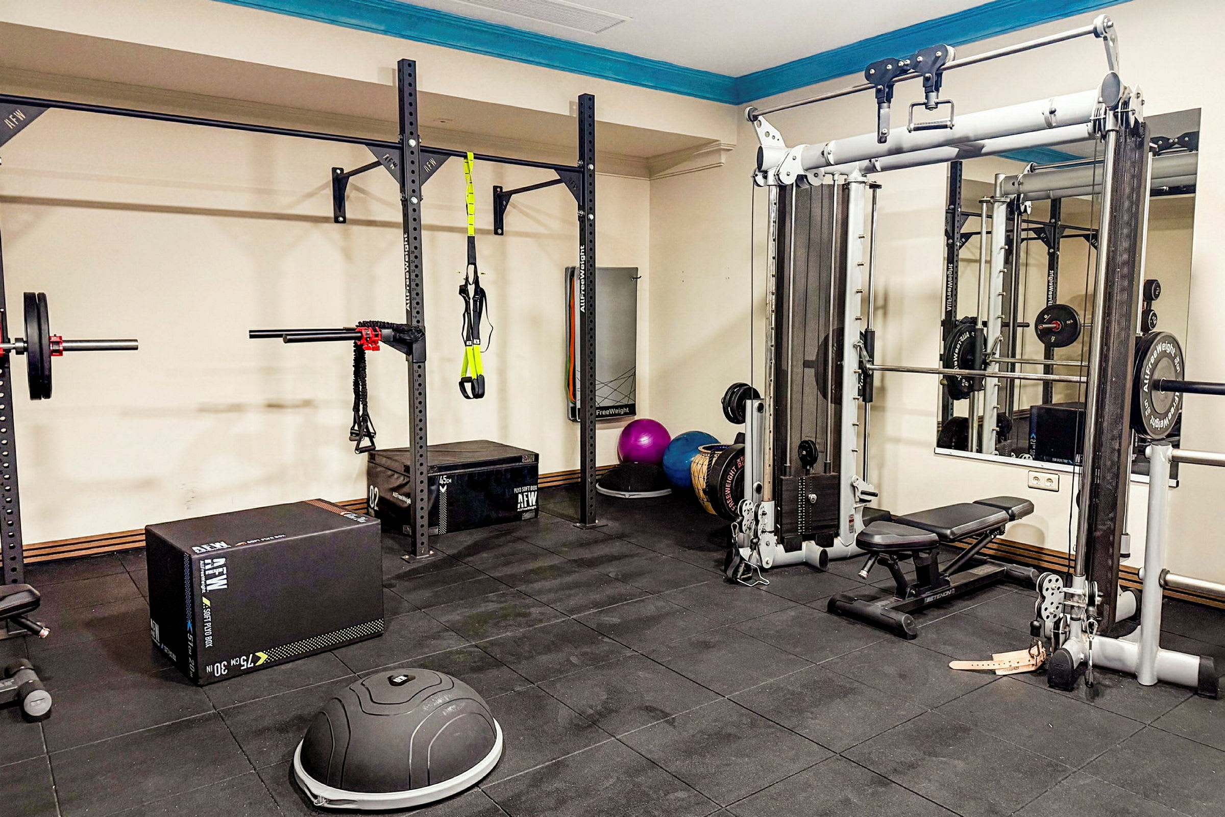 Et træningslokale med fitnessudstyr. (AI-genereret tekst)