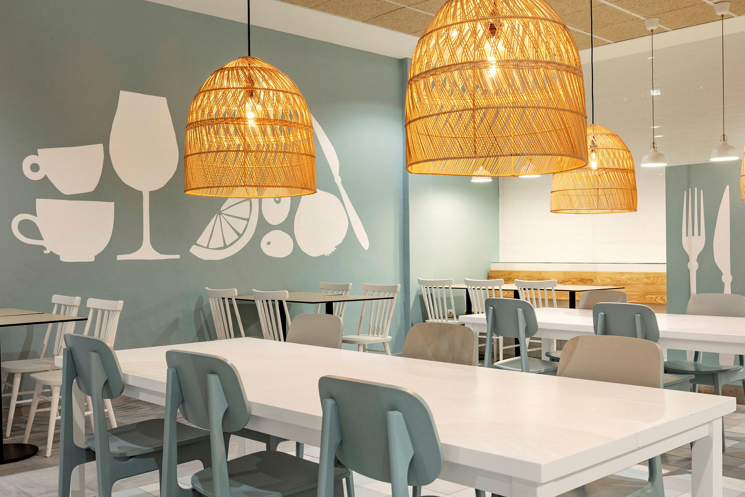 Moderne borde og stole i en restaurant med store lamper. (AI-genereret tekst)