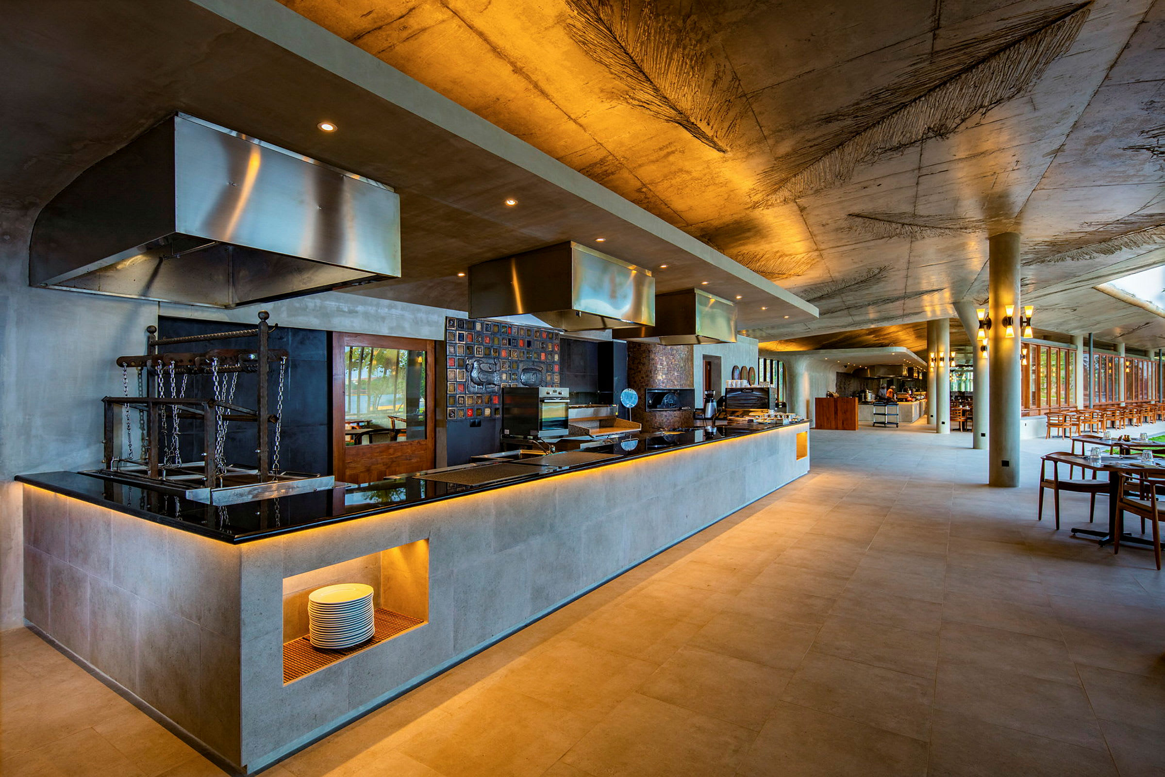 En moderne restaurant med et åbent køkken og elegant interiør. (AI-genereret tekst)