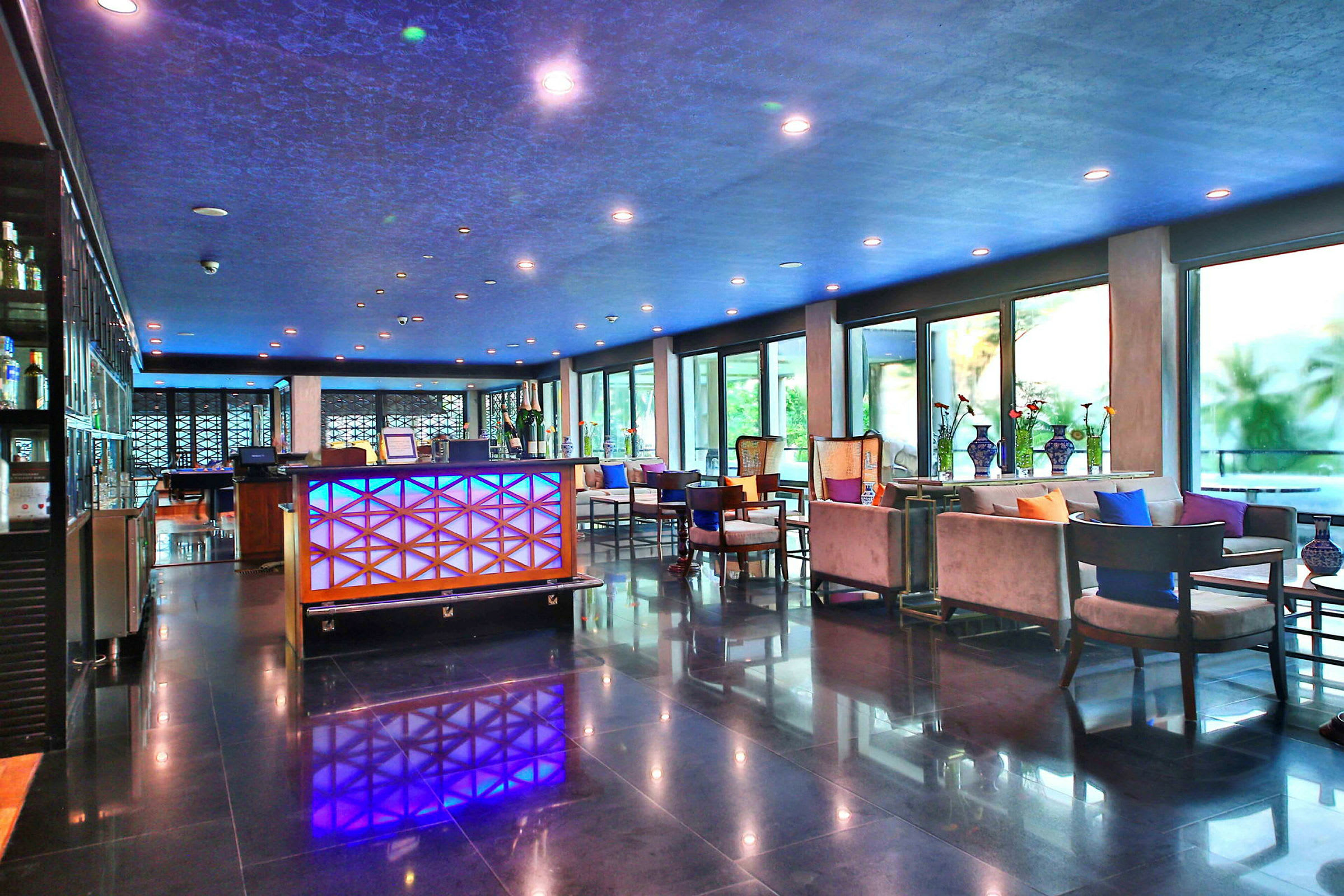 Billede der viser en moderne og farverig hotellobby med siddegrupper og reception. (AI-genereret tekst)