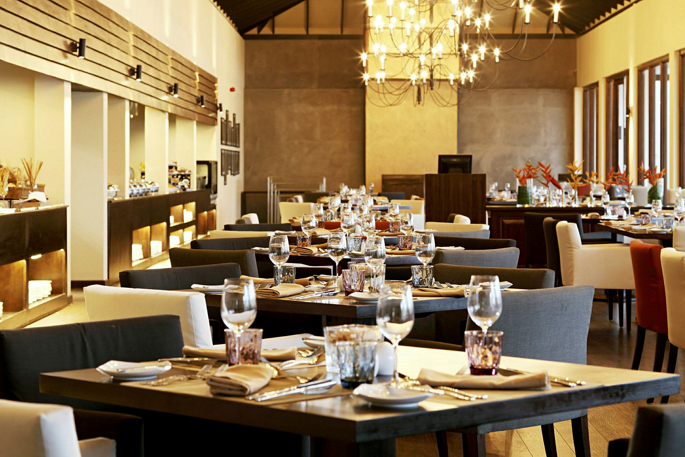 En elegant restaurant med dækkede borde og en lysekrone. (AI-genereret tekst)